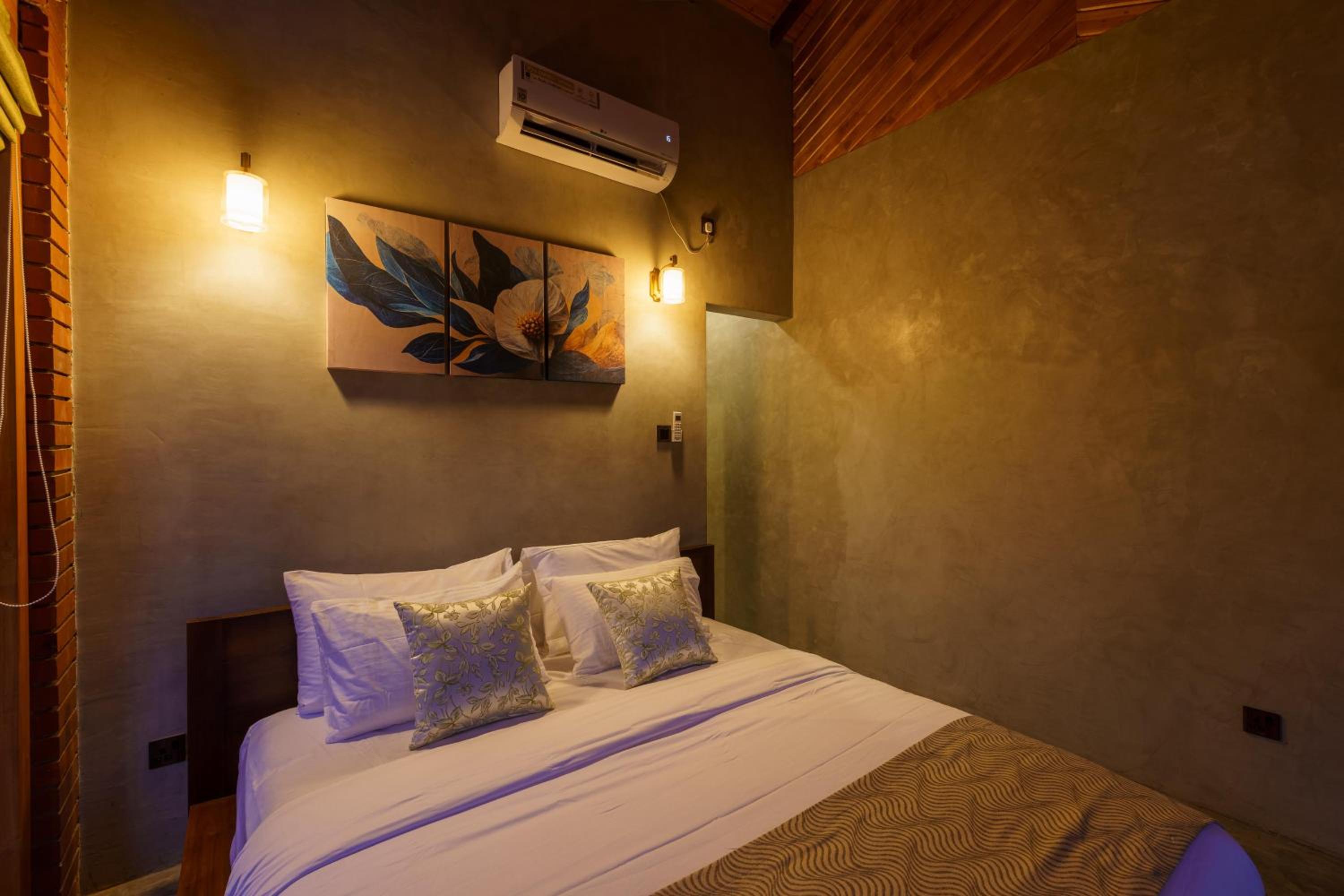 Deluxe Double Room with Balcony photo 1