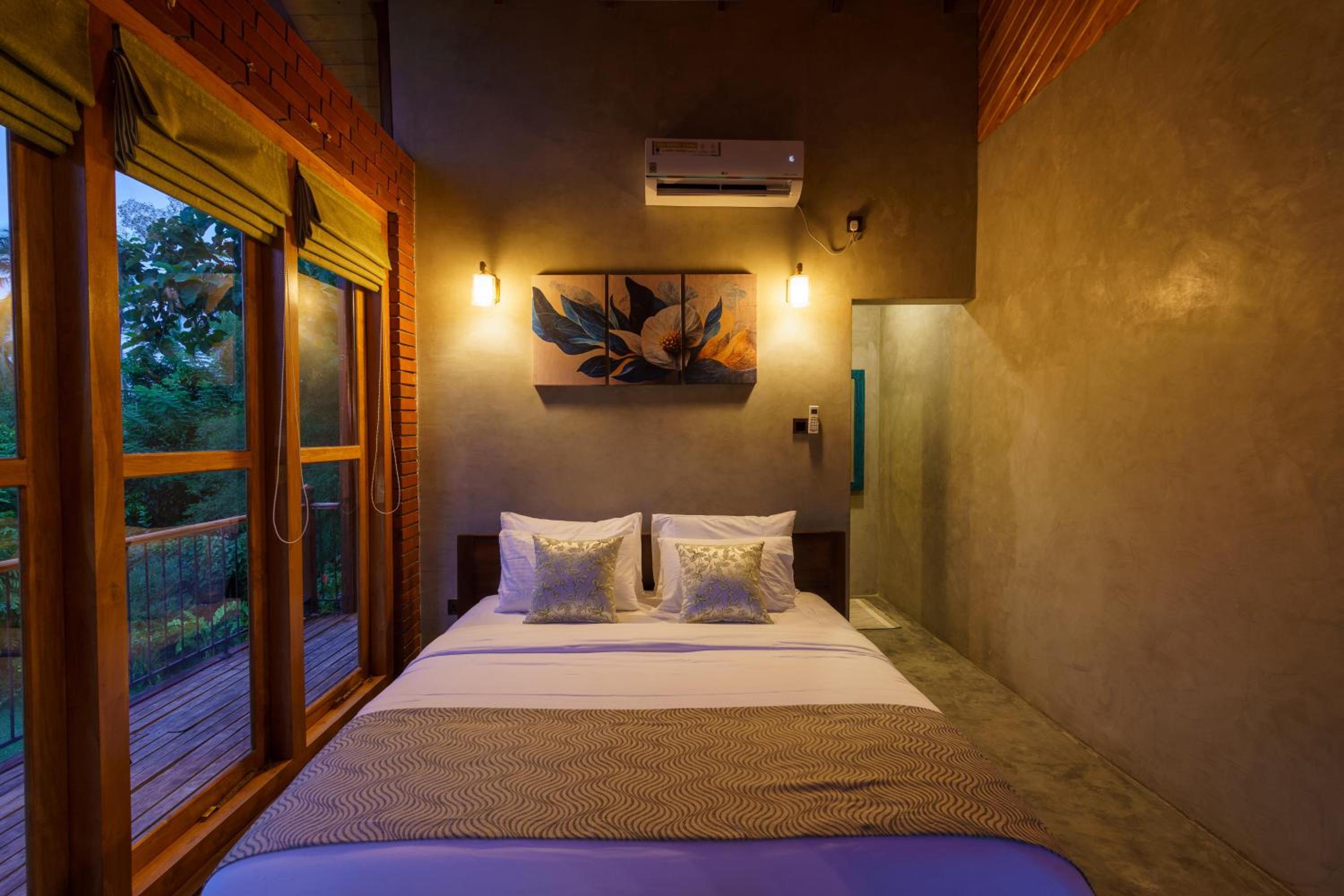 Deluxe Double Room with Balcony photo 2
