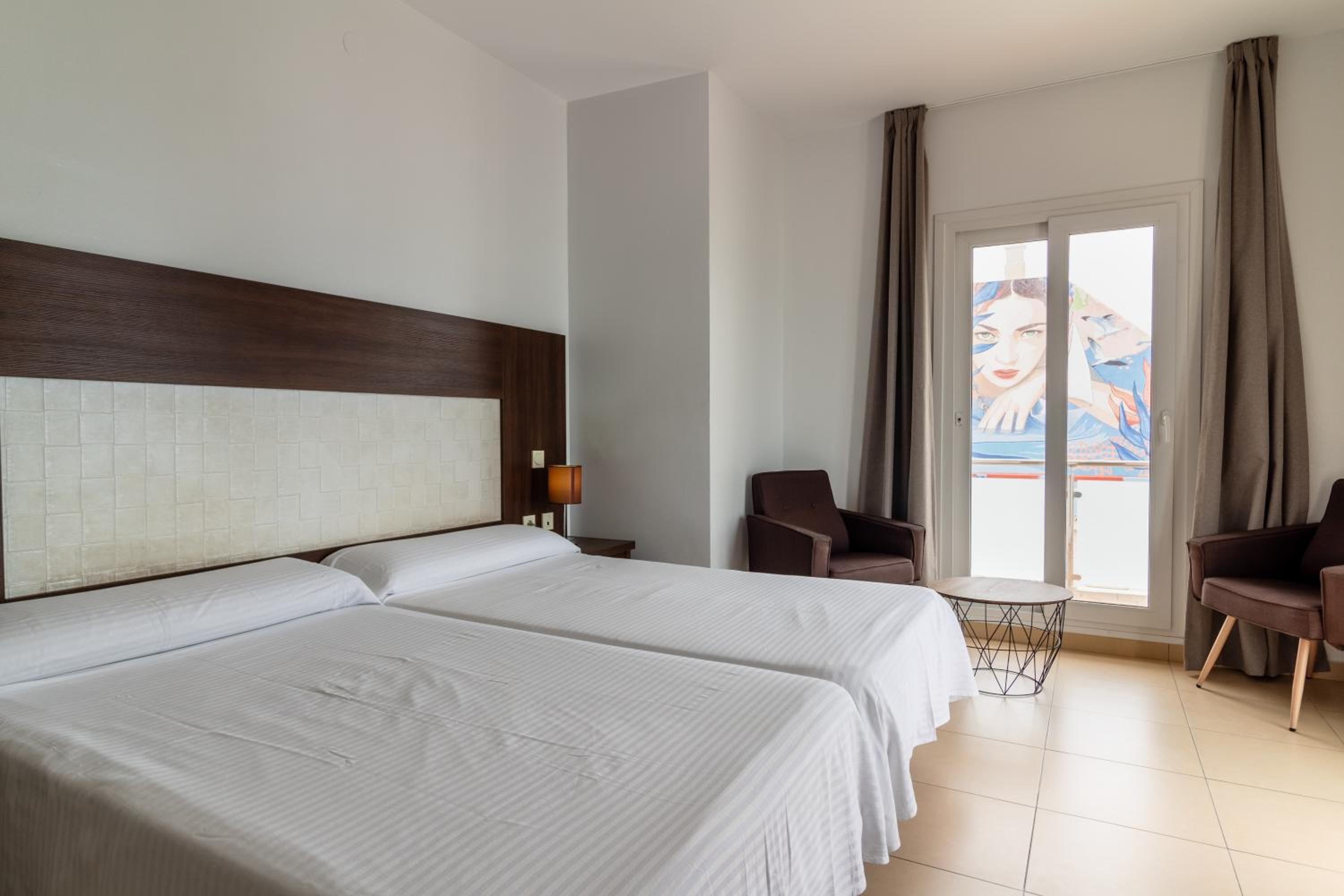 Double or Twin Room with Partial Sea View photo 2