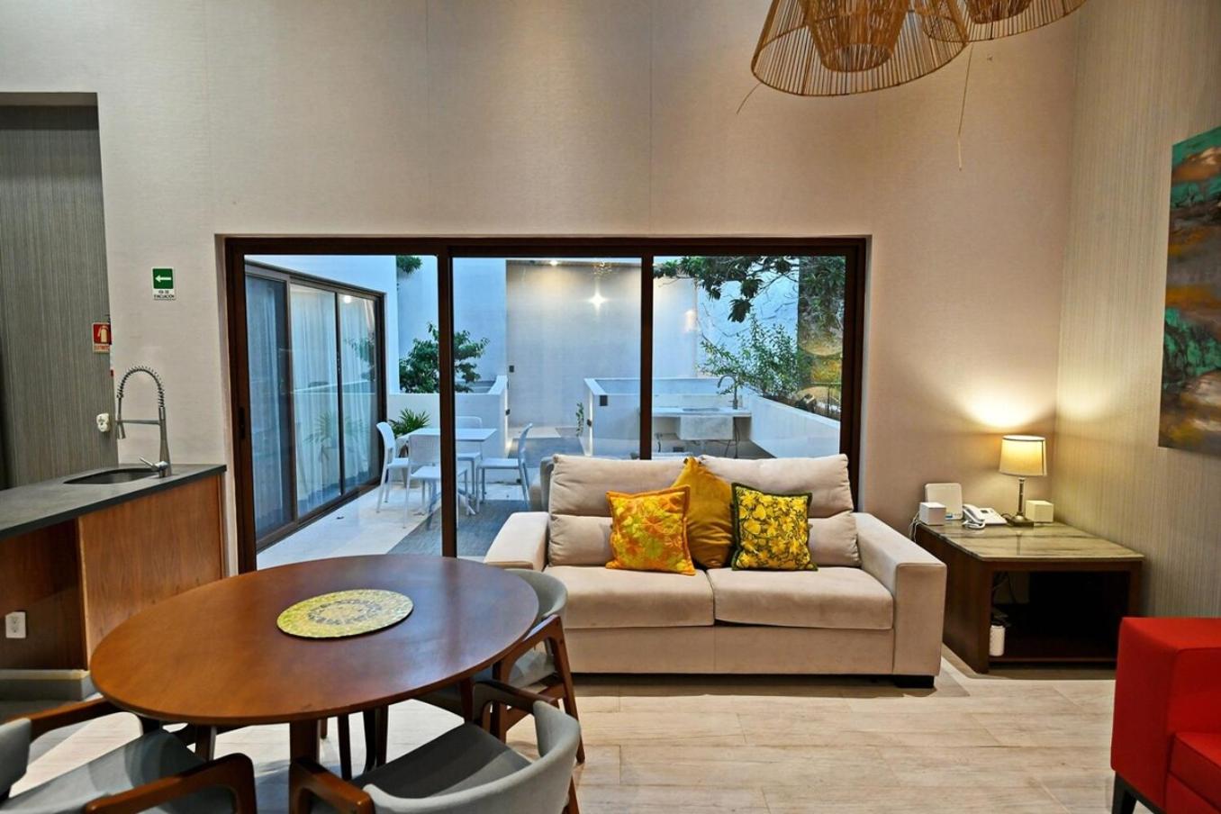Five-Bedroom House photo 1