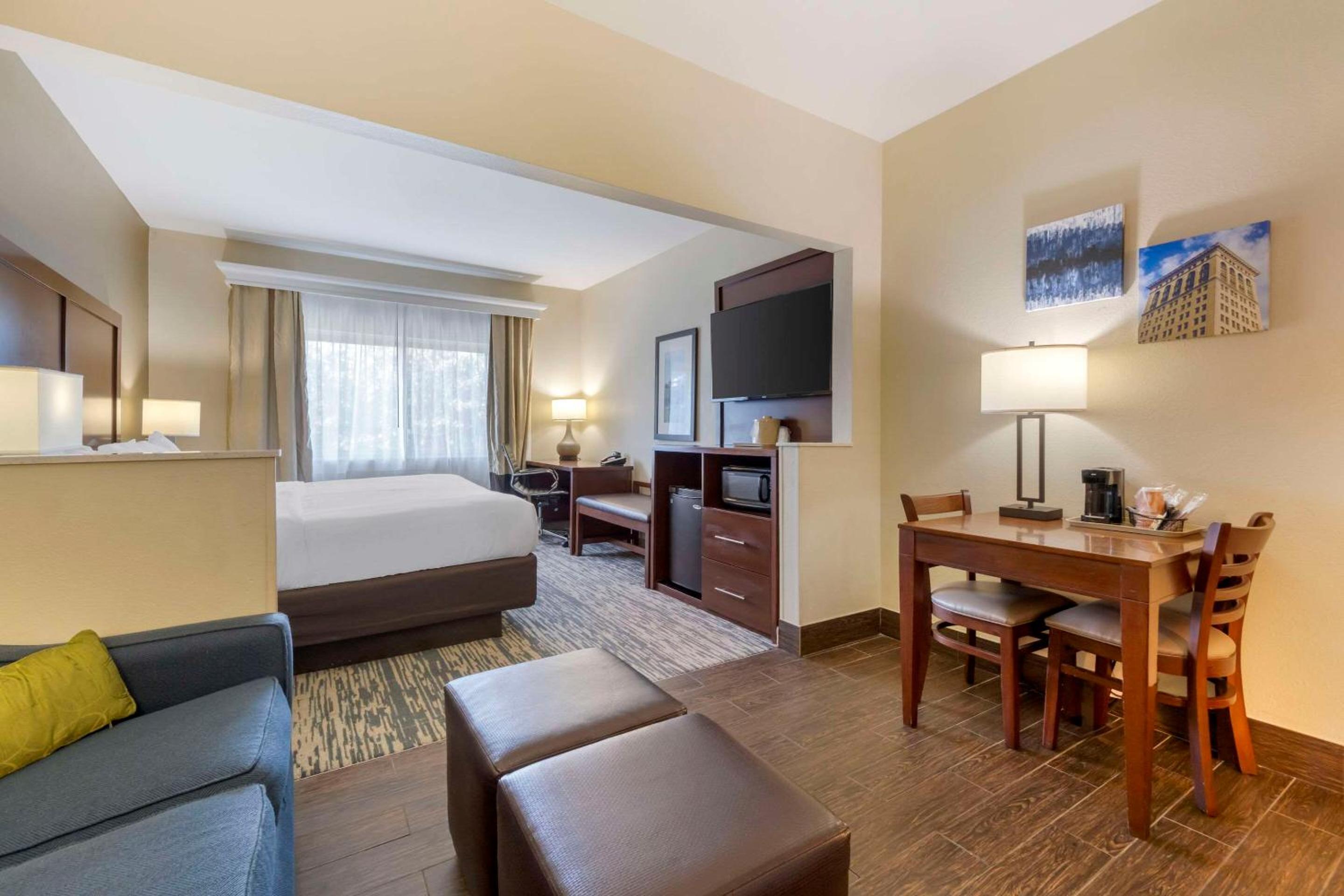 King Suite - Non-Smoking - Photo 3
