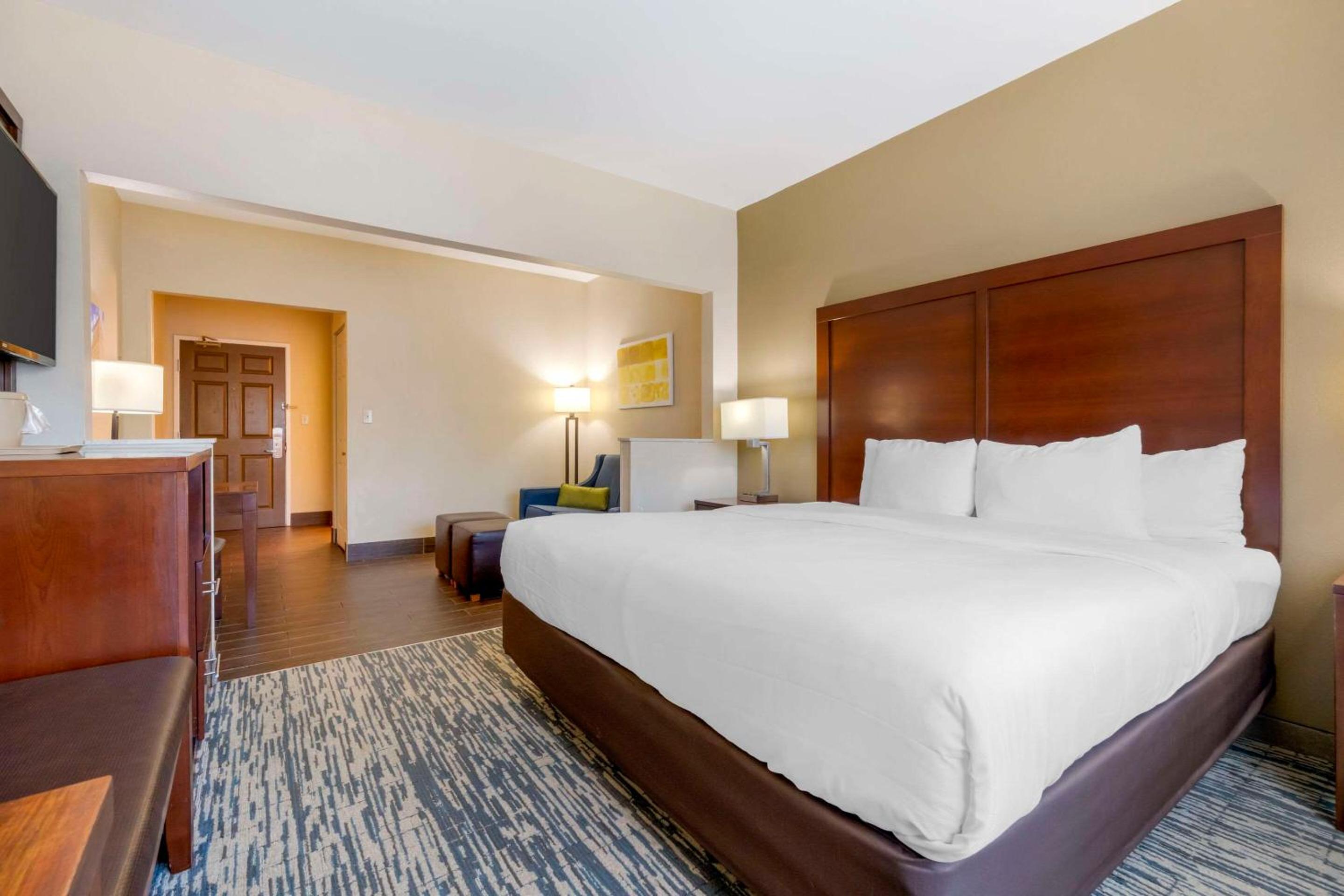 King Suite - Non-Smoking - Photo 4