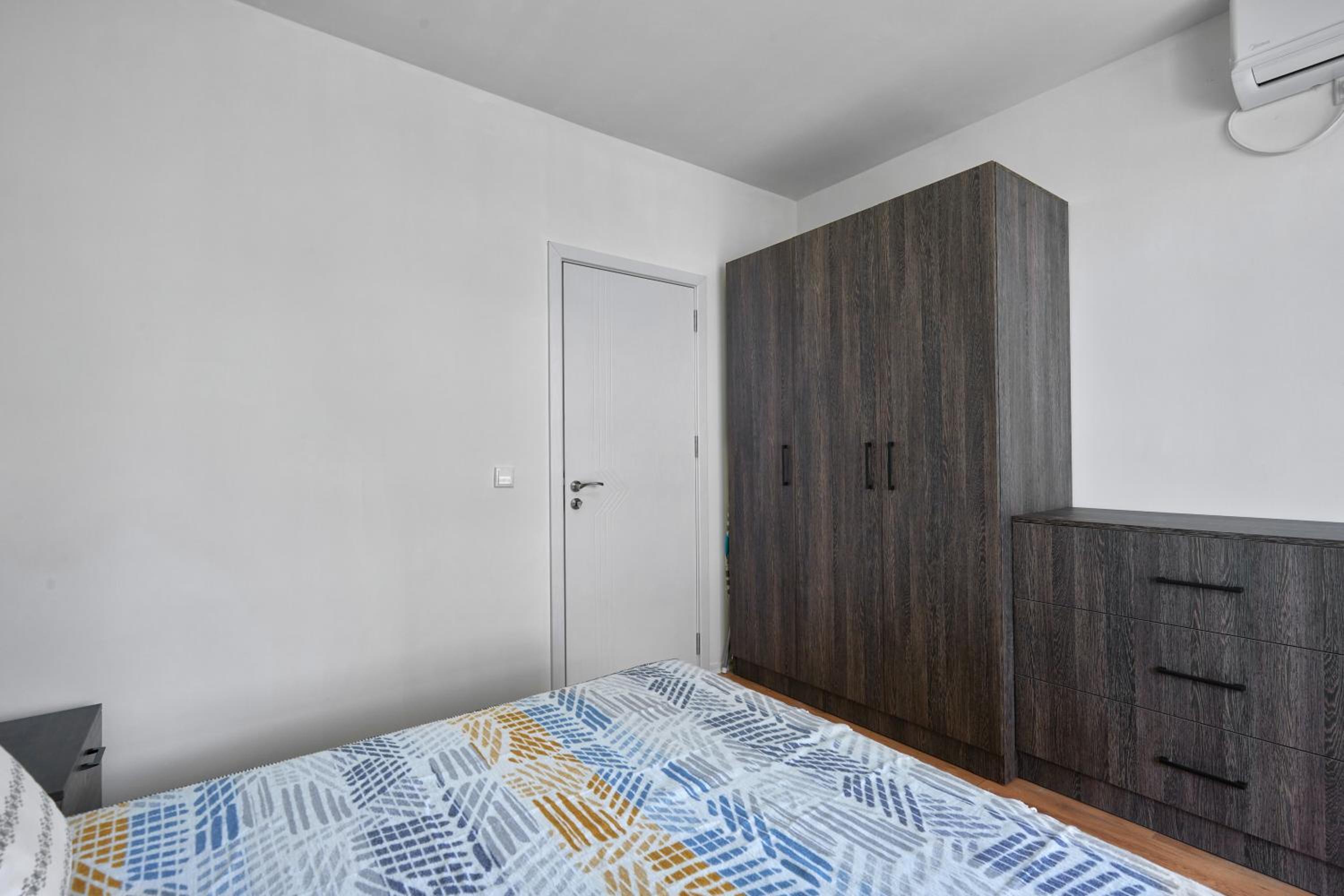 One-Bedroom Apartment photo 2