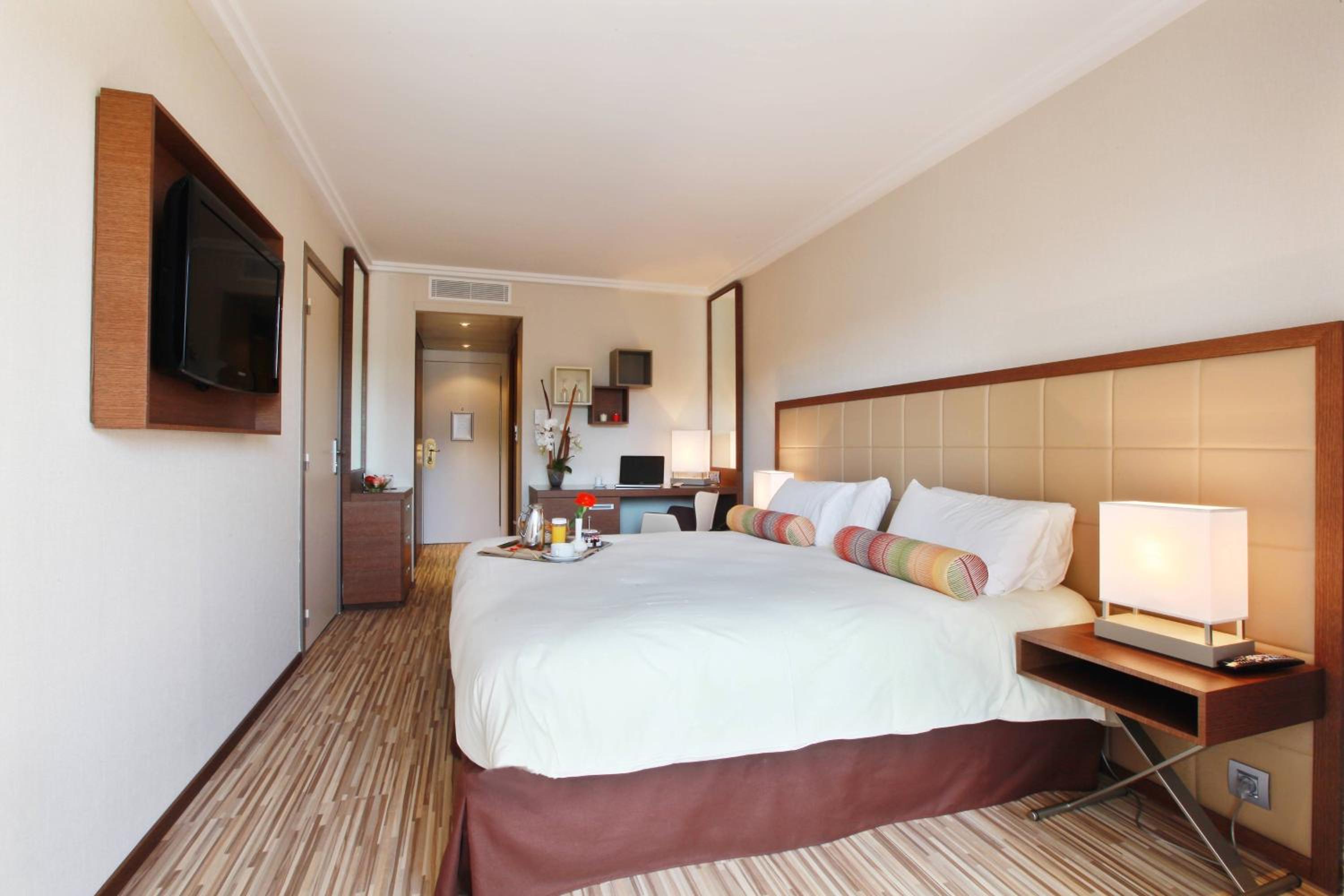 Twin Room with Pool View and Balcony photo 2
