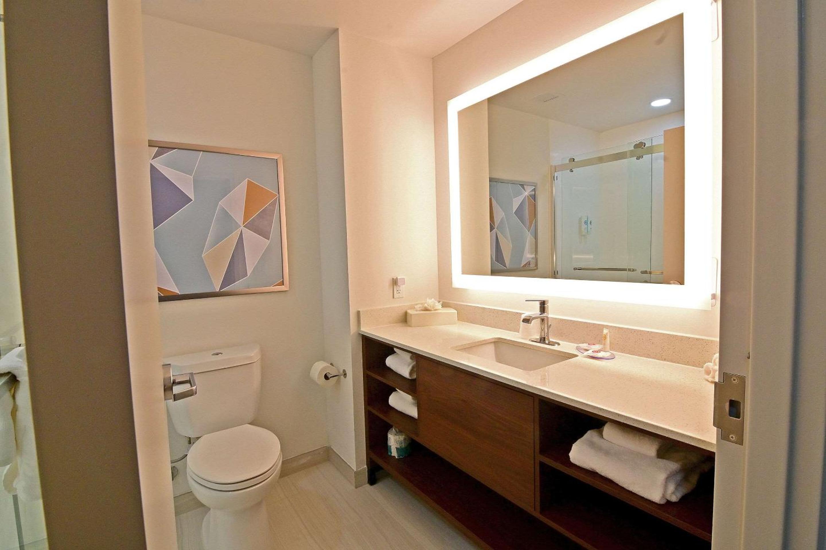 Queen Suite with Two Queen Beds and Sofa Bed - Non Smoking - Photo 3