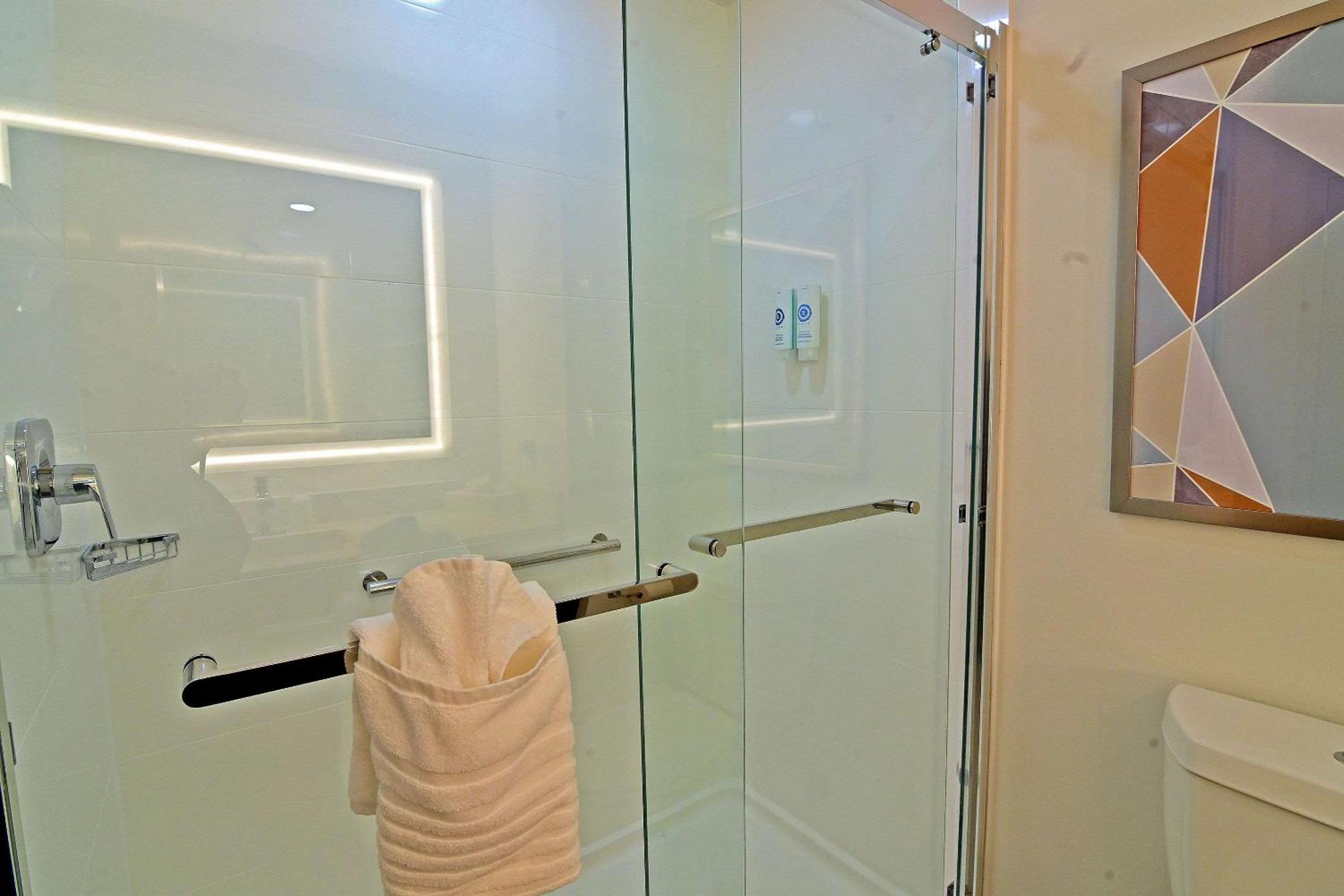 Queen Suite with Two Queen Beds and Sofa Bed - Non Smoking - Photo 2