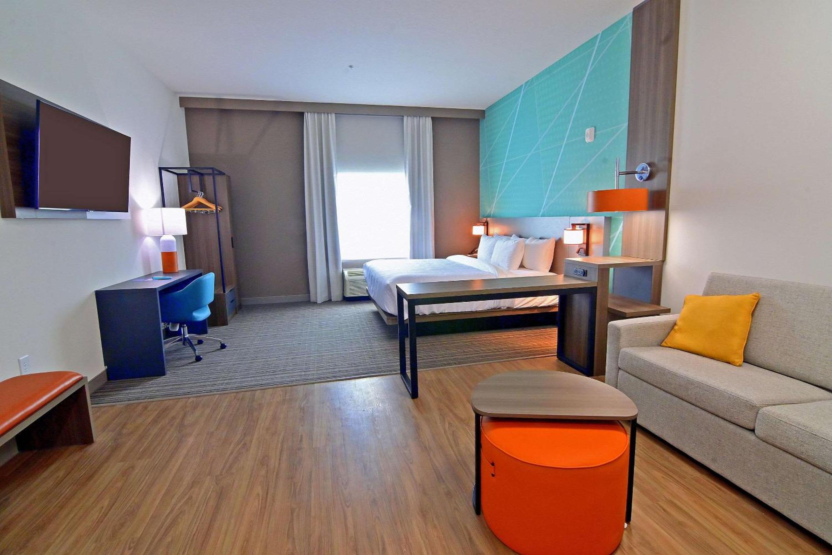 King Suite with Sofa Bed - Non Smoking - Photo 2