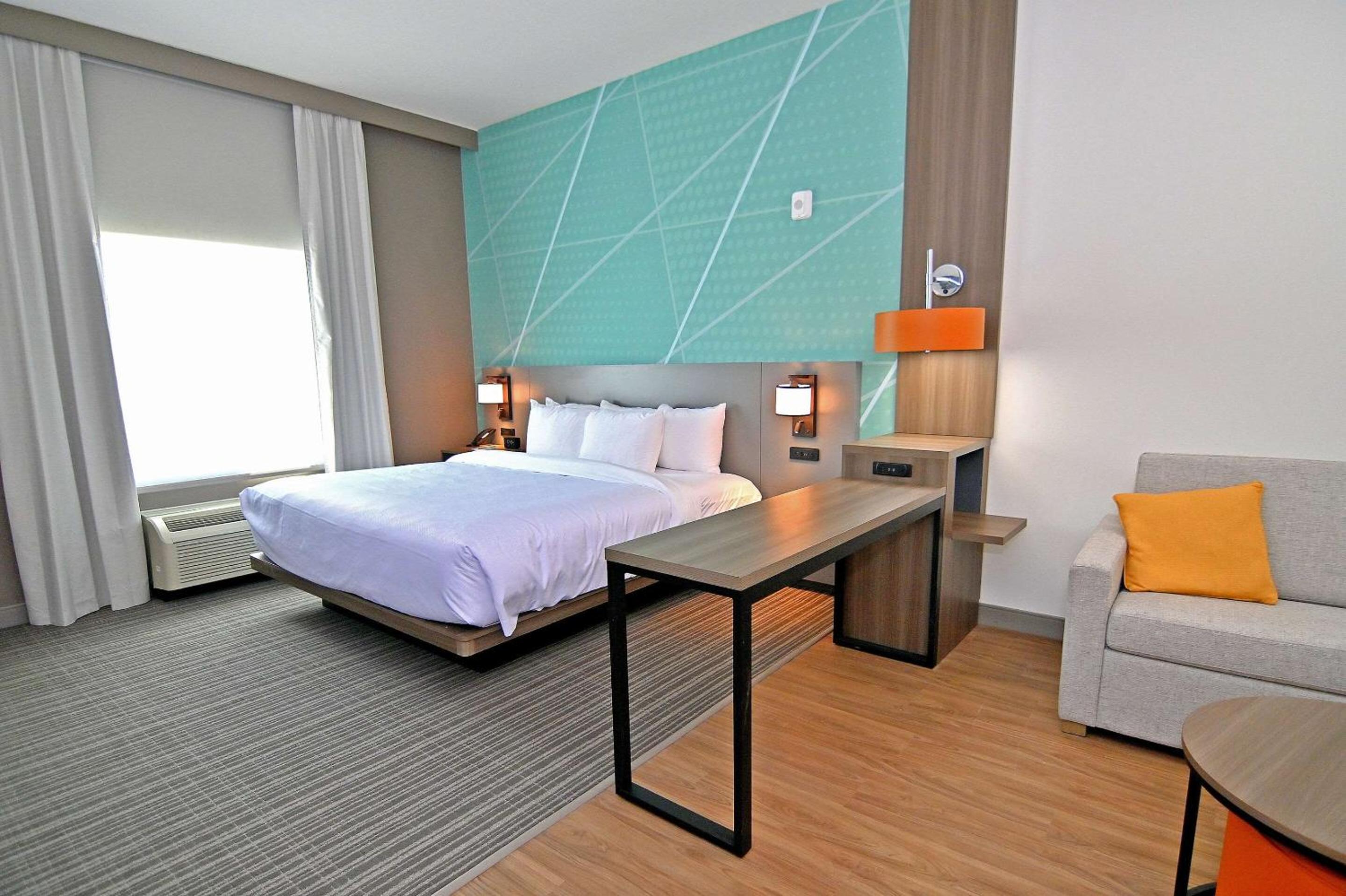 King Suite with Sofa Bed - Non Smoking - Photo 9