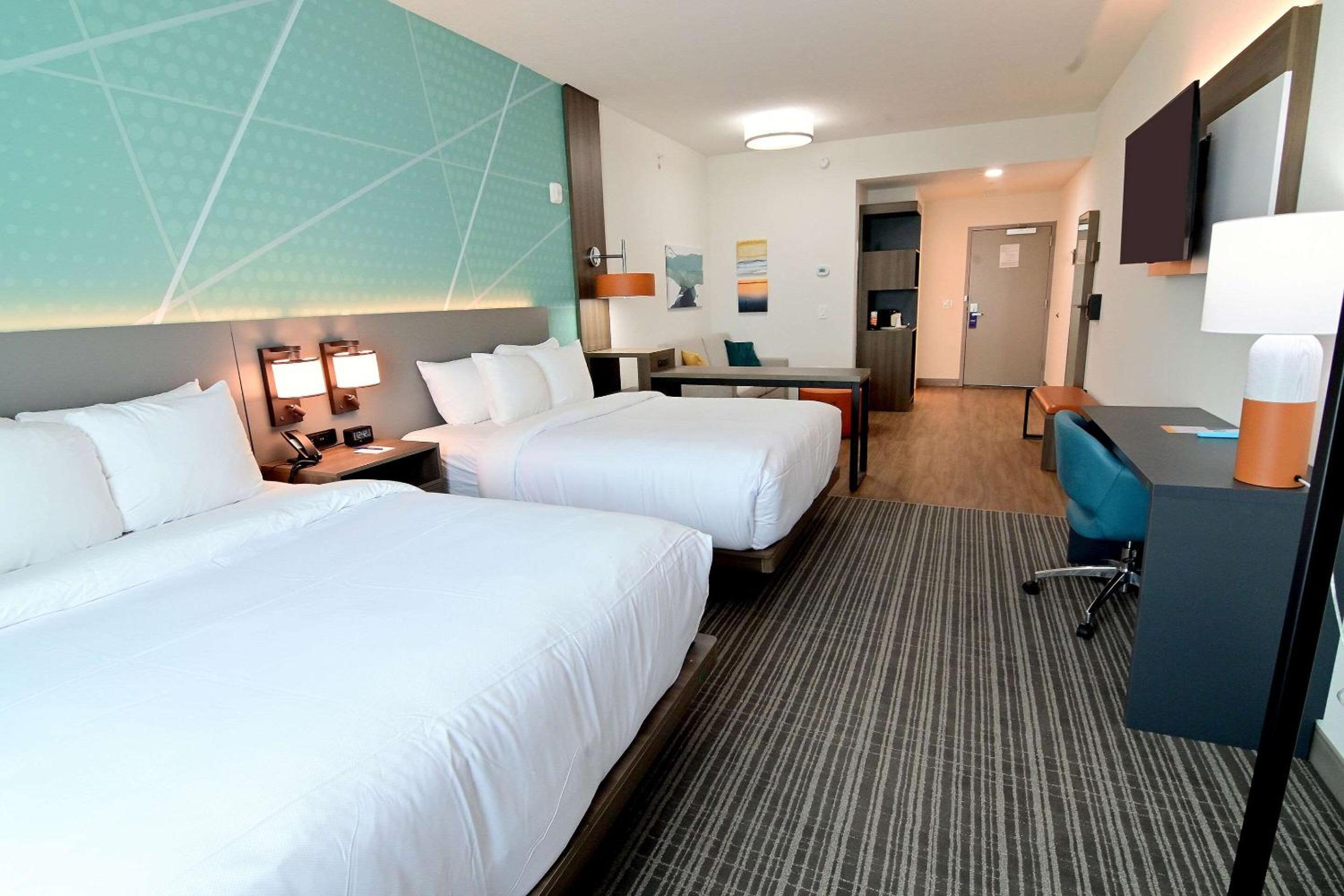 Queen Suite with Two Queen Beds and Sofa Bed - Non Smoking - Photo 1