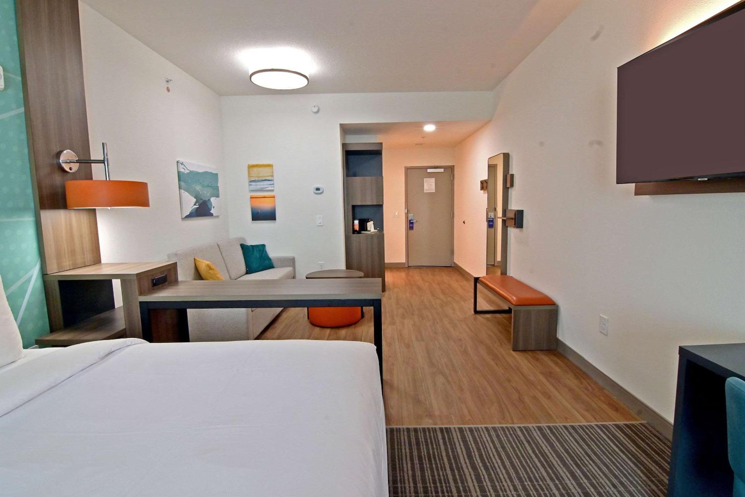 King Suite with Sofa Bed - Non Smoking - Photo 5