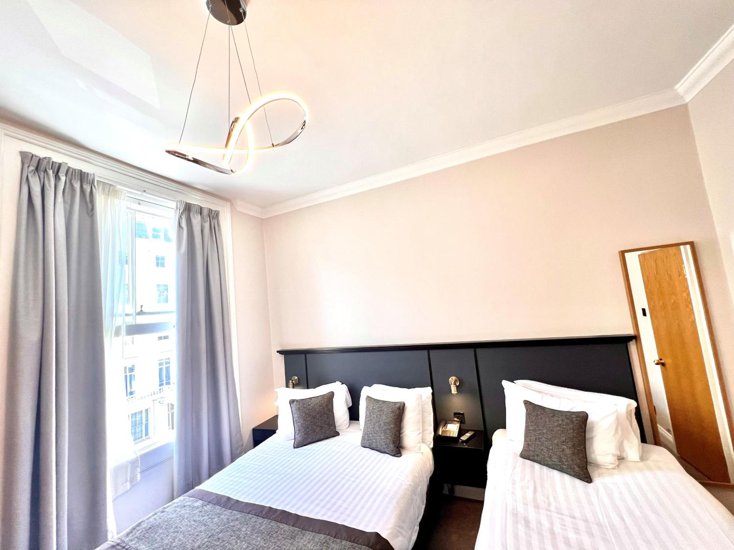 Family Room with Double and Single Beds - Non-Smoking photo 1
