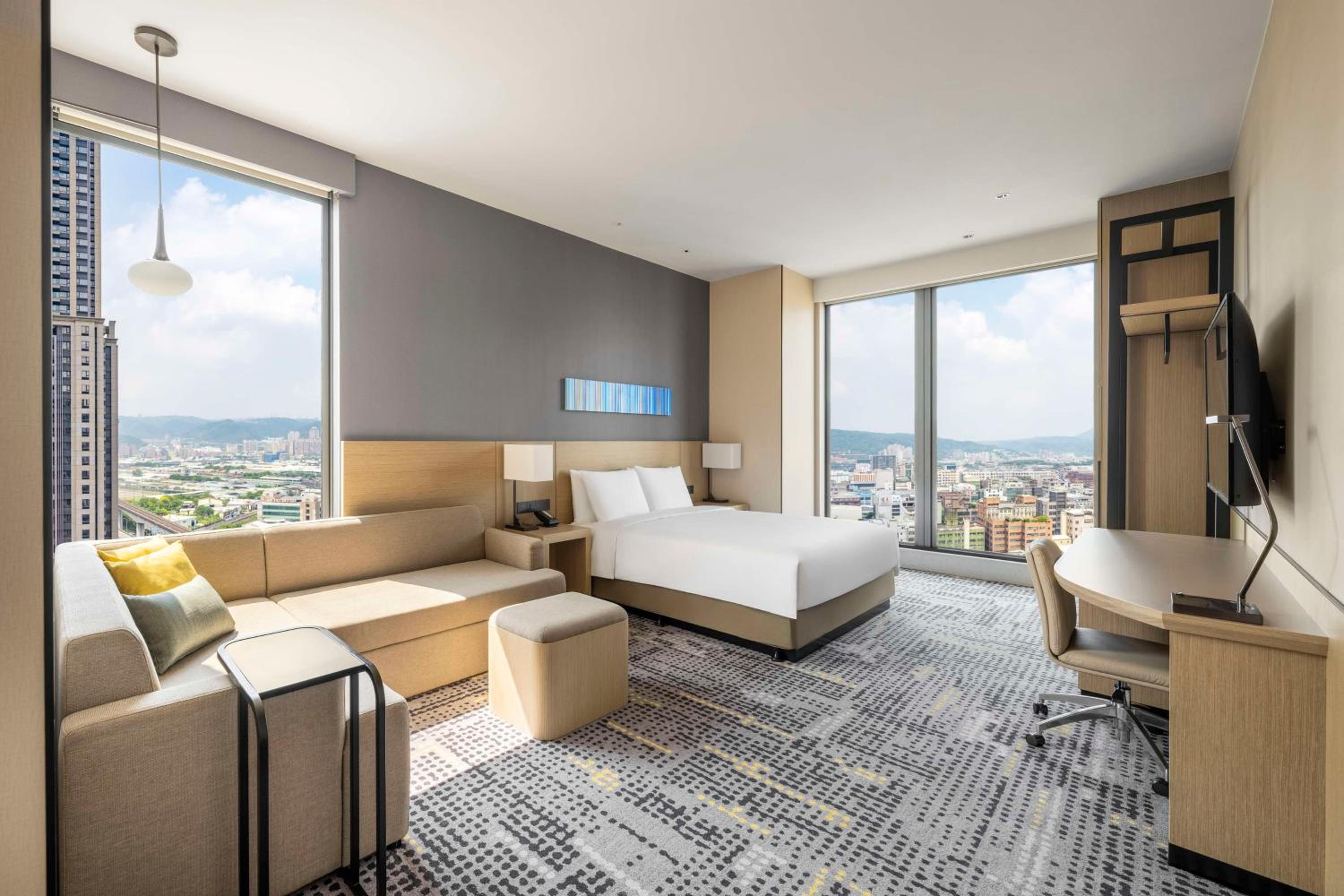 Deluxe King Room - Photo 1