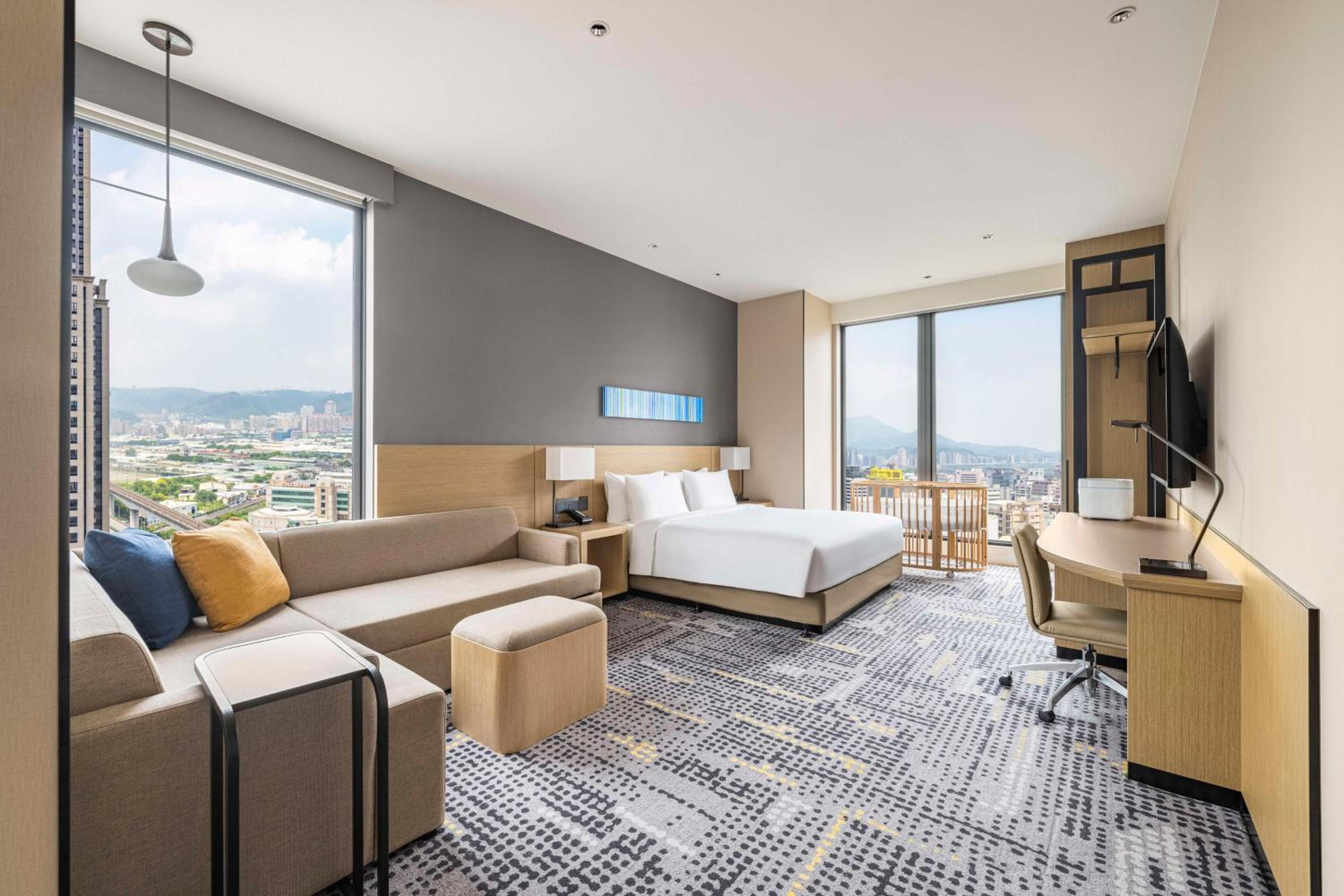 Deluxe King Room - Photo 3