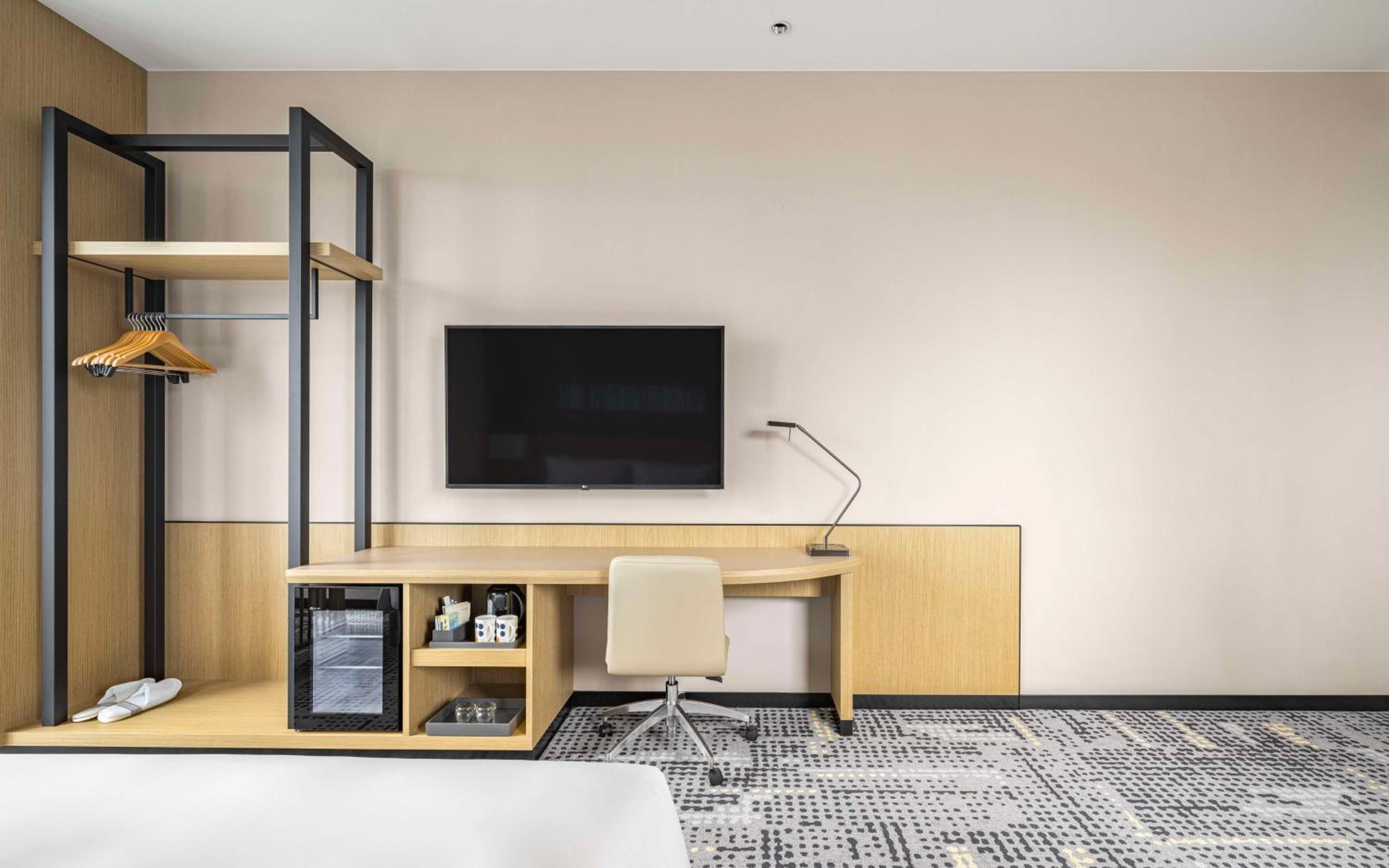 Deluxe King Room - Photo 4