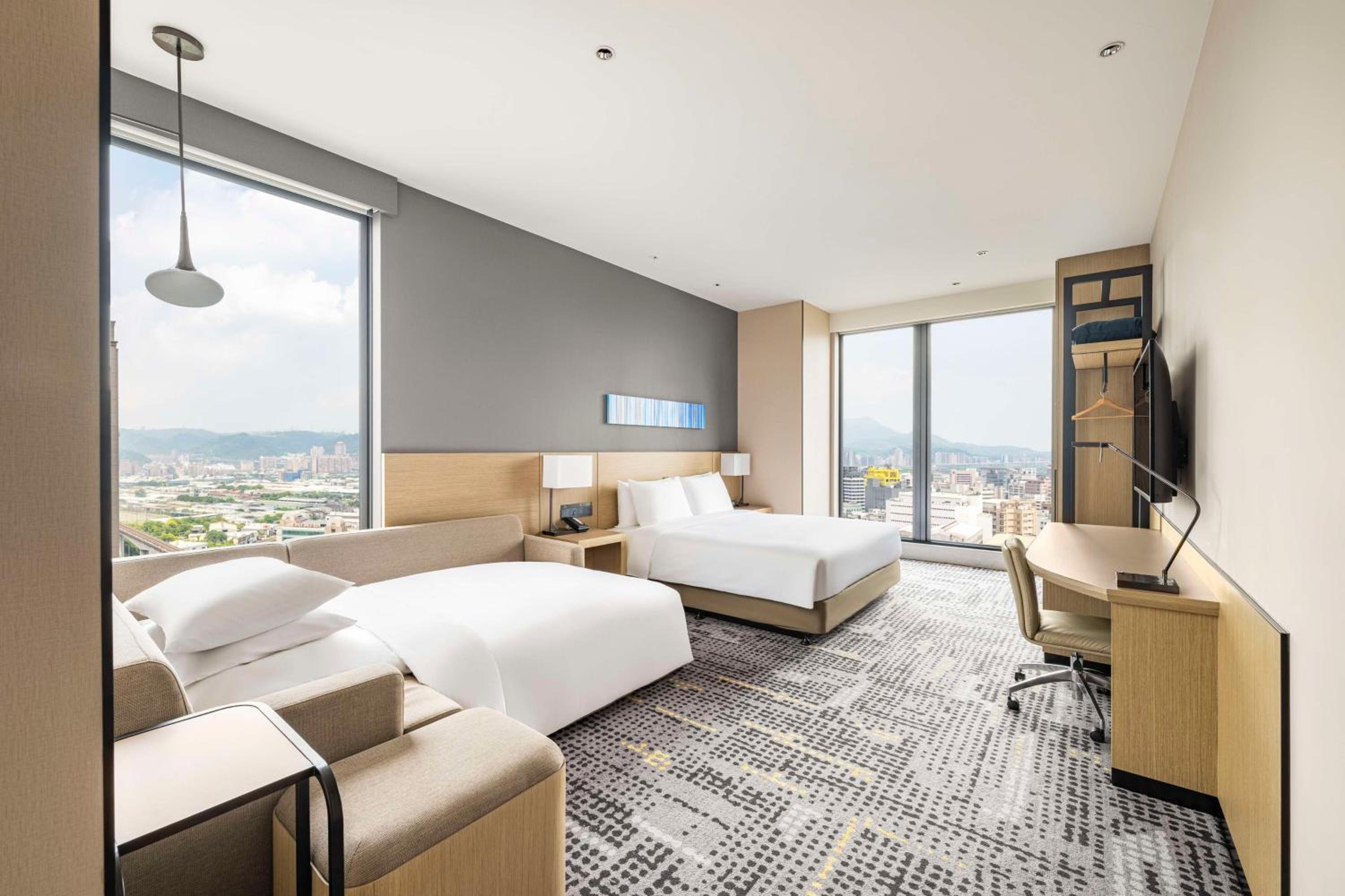 Deluxe King Room - Photo 7