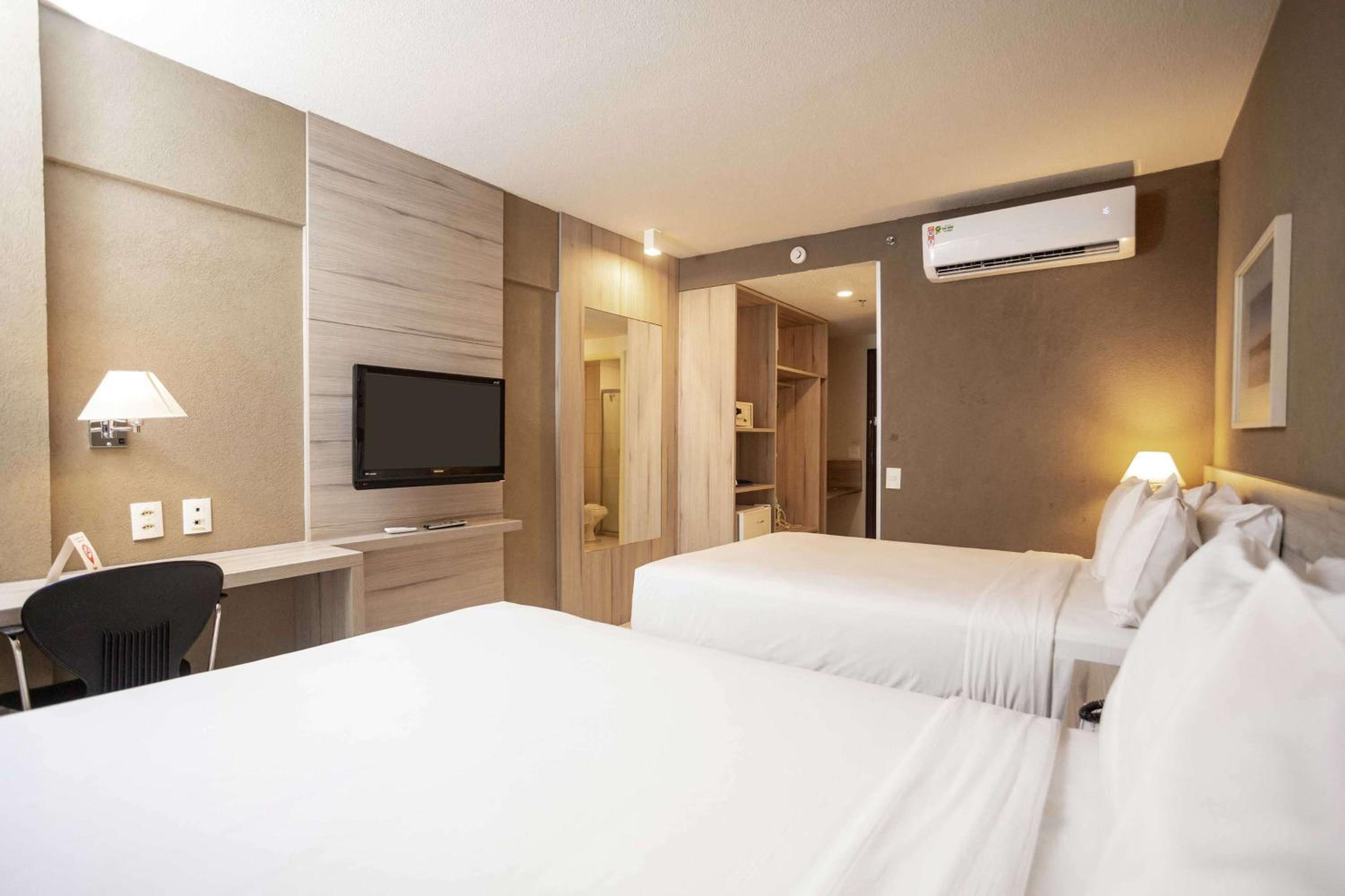 Queen Room with Two Queen Beds - Photo 3
