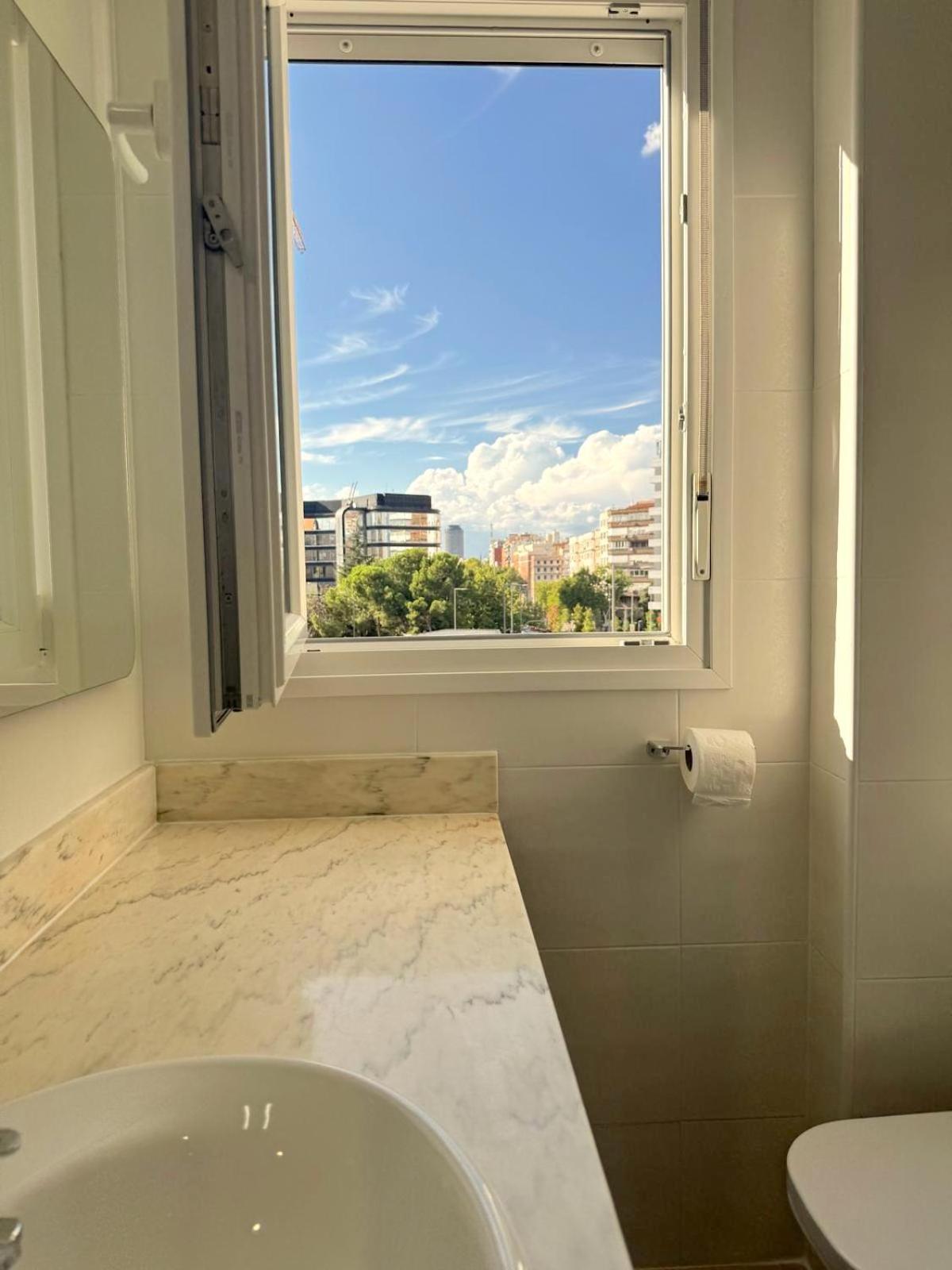 One-Bedroom Apartment with City View photo 2
