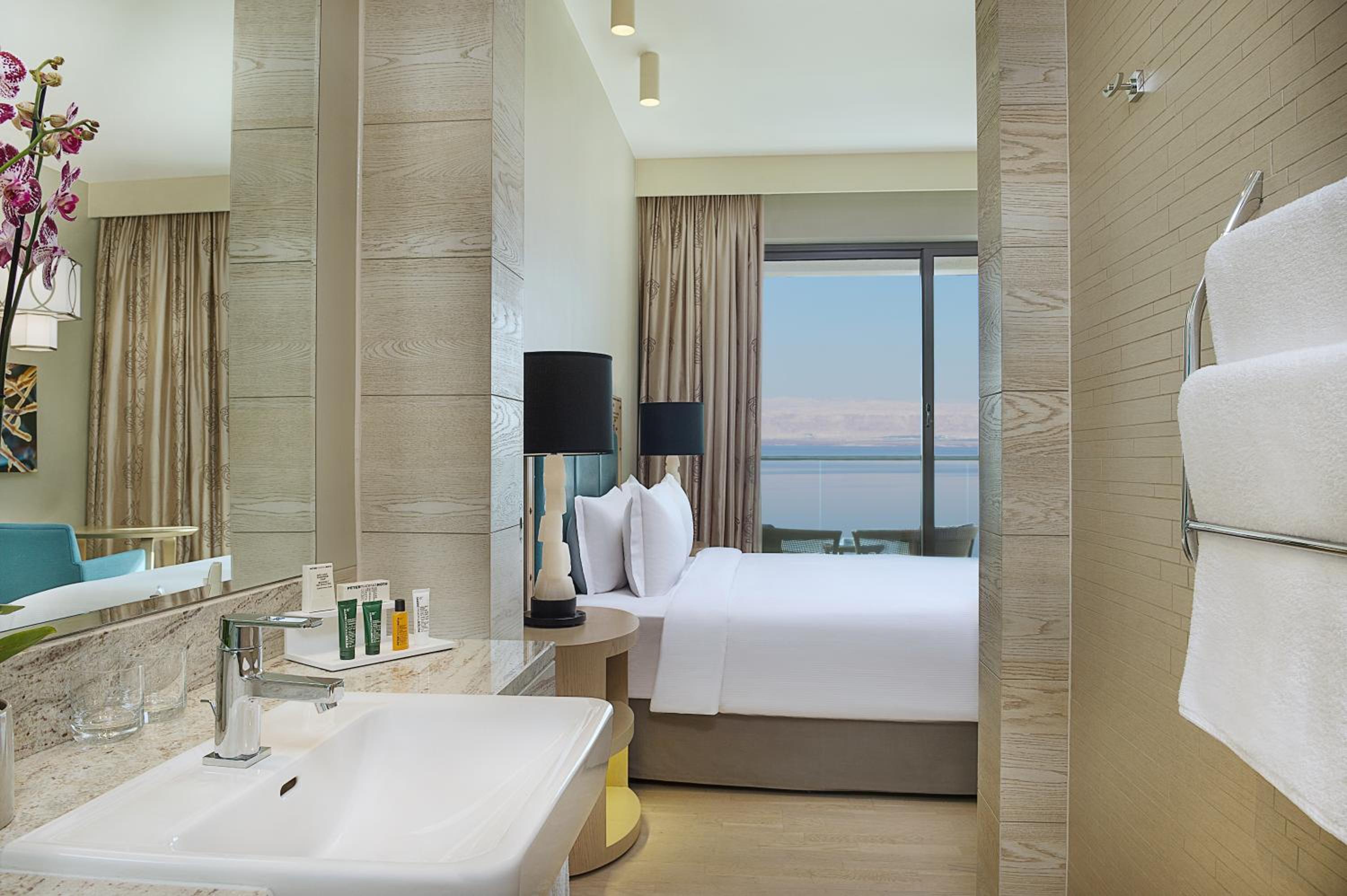 Deluxe King Room with Sea View - Photo 3