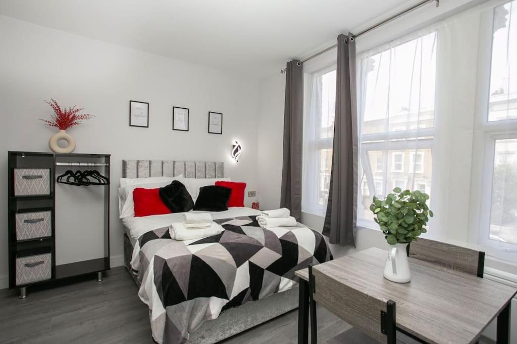 One-Bedroom Apartment photo 1