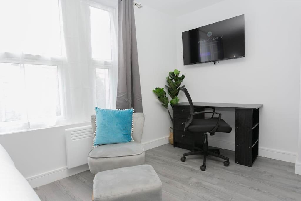 One-Bedroom Apartment photo 3