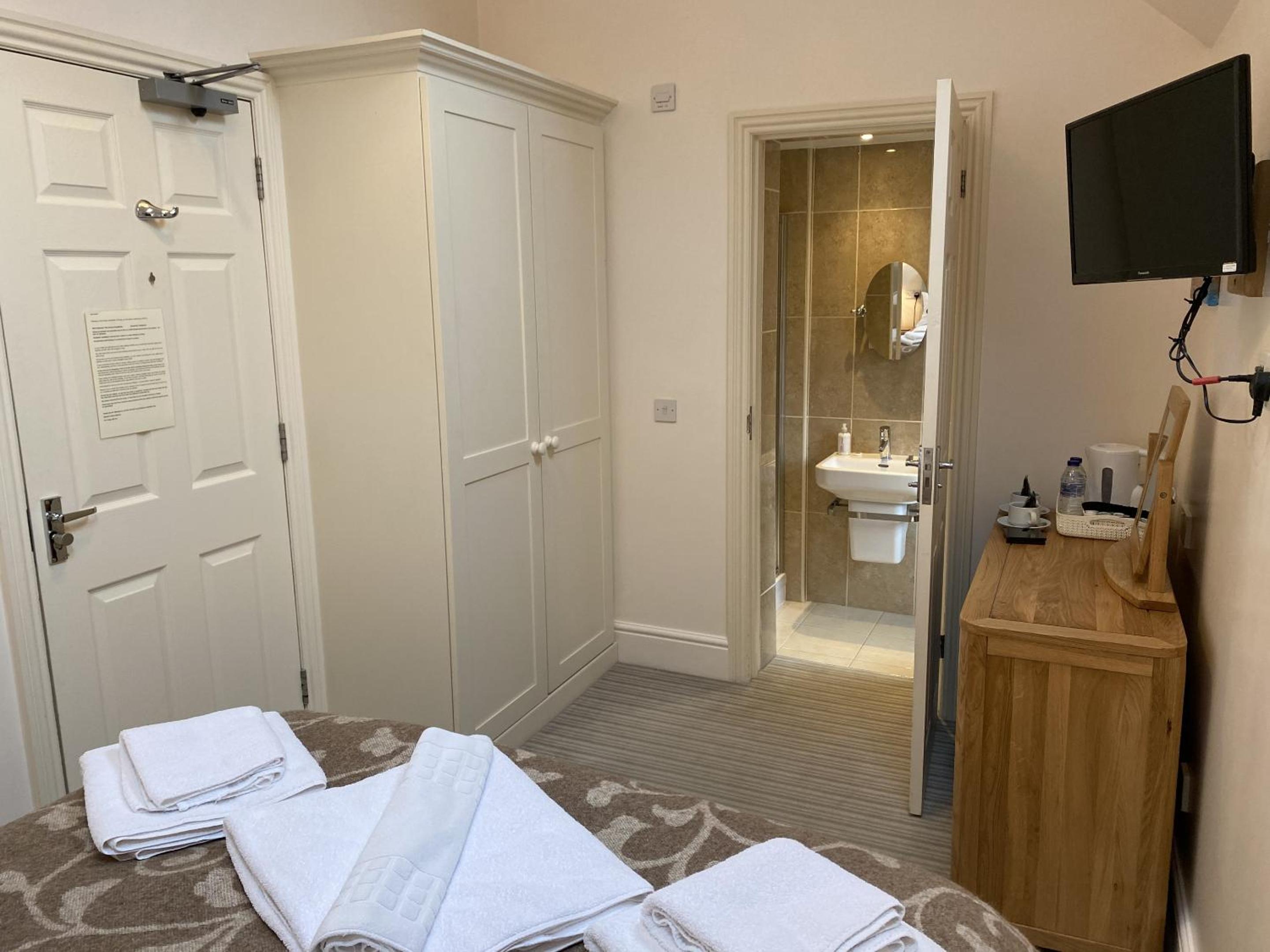 Deluxe Double Room with Shower photo 2