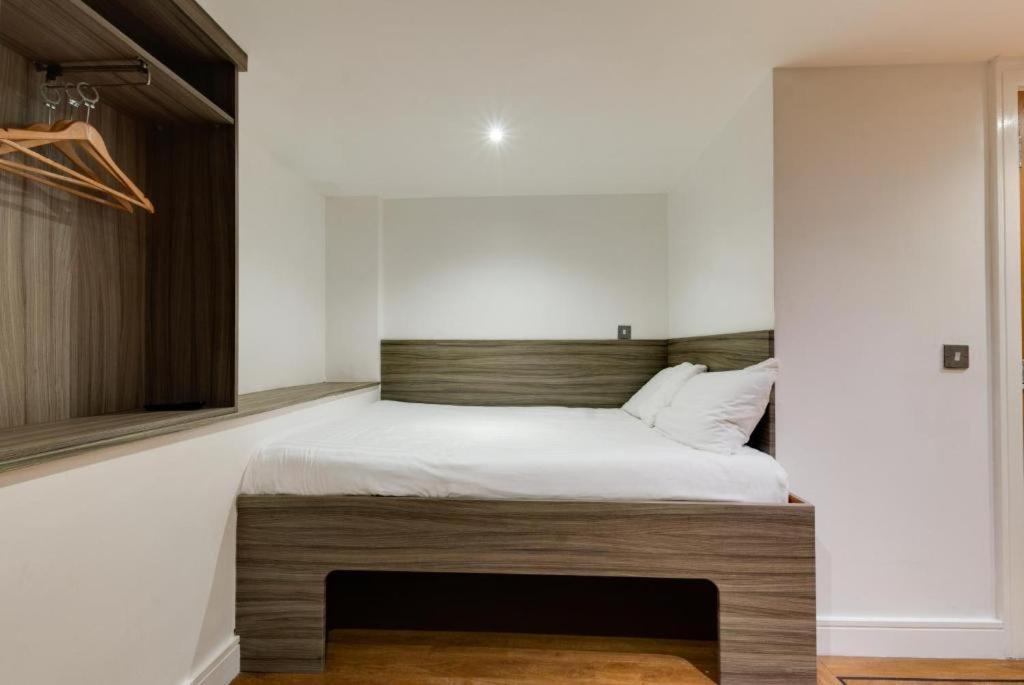 Economy Double Pod Room without Window - Photo 4
