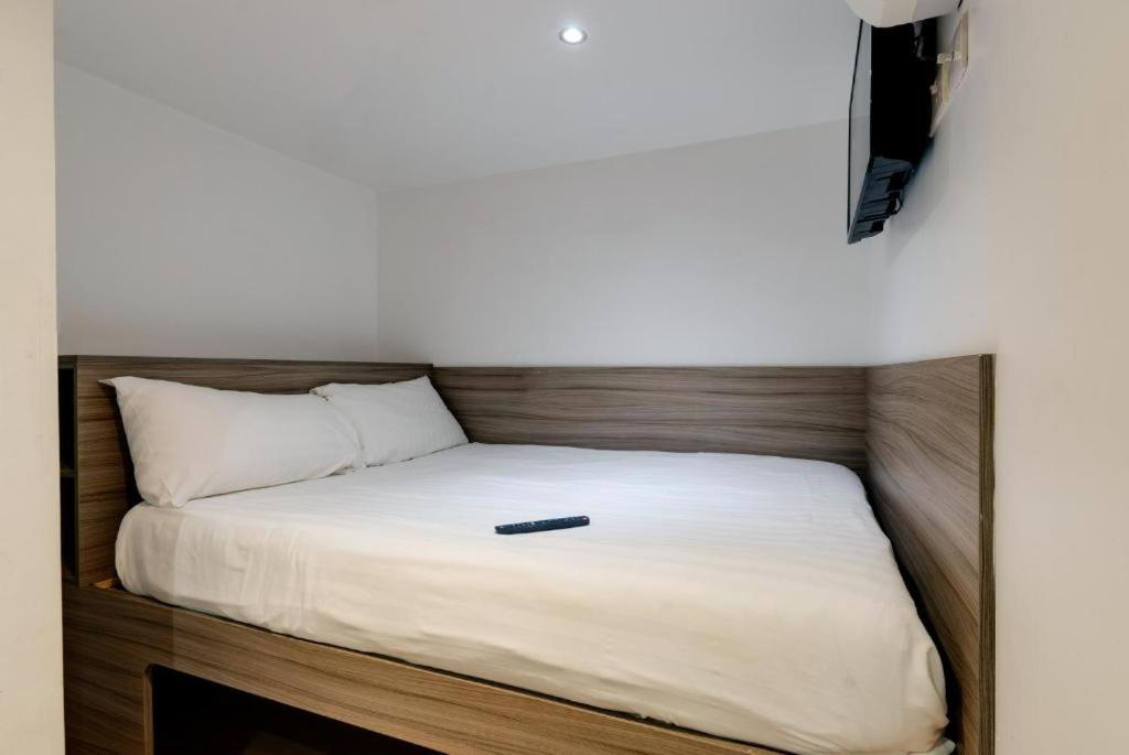 Economy Double Pod Room without Window - Photo 9