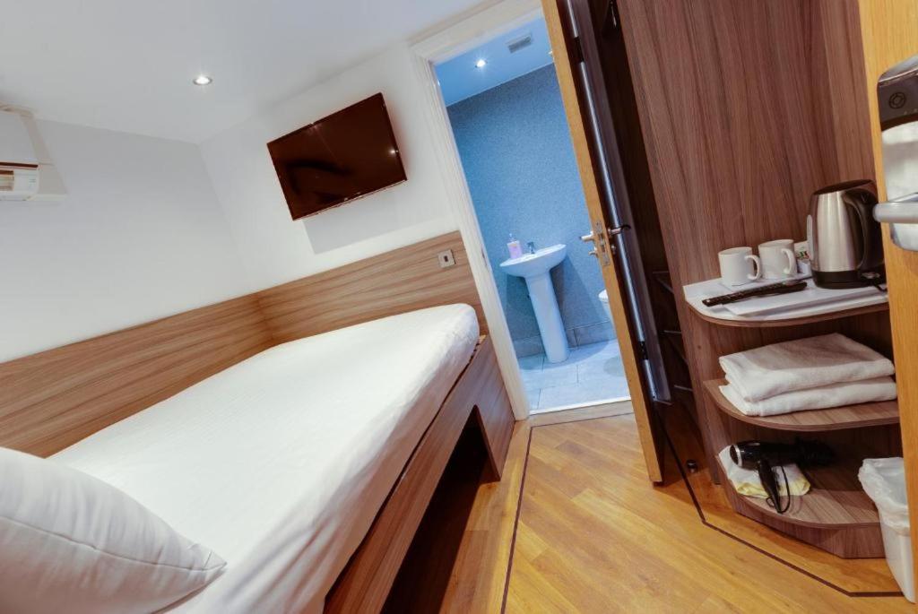 Economy Double Pod Room without Window - Photo 10