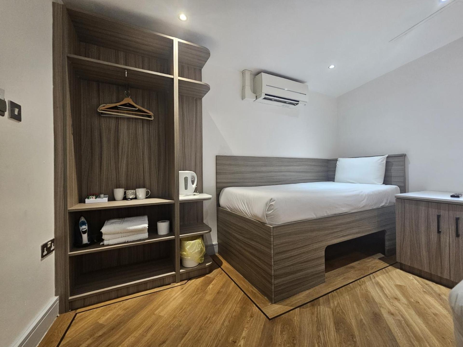Triple Room (3 Adults) without window - Photo 4