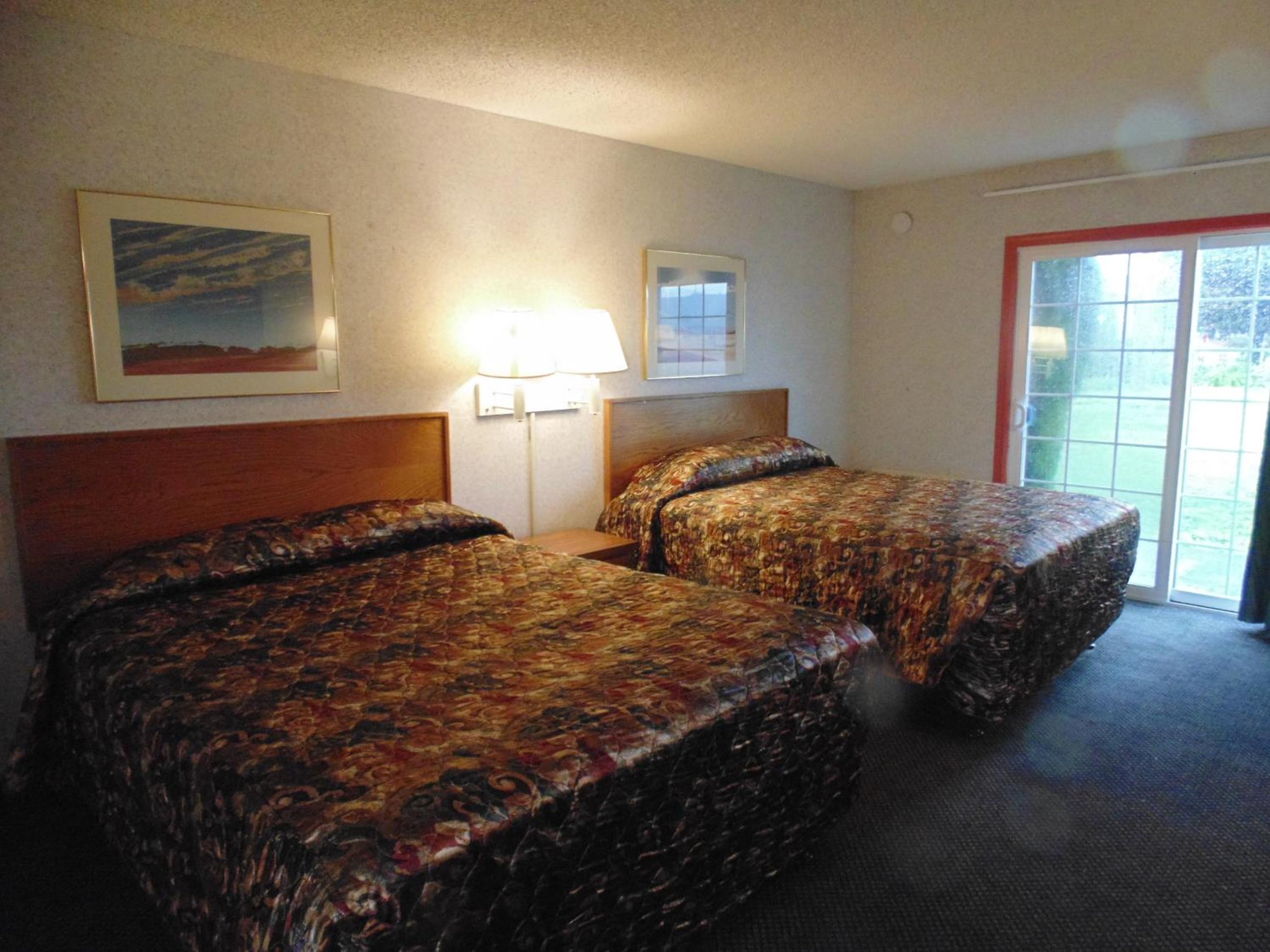 Queen Room with Two Queen Beds photo 3