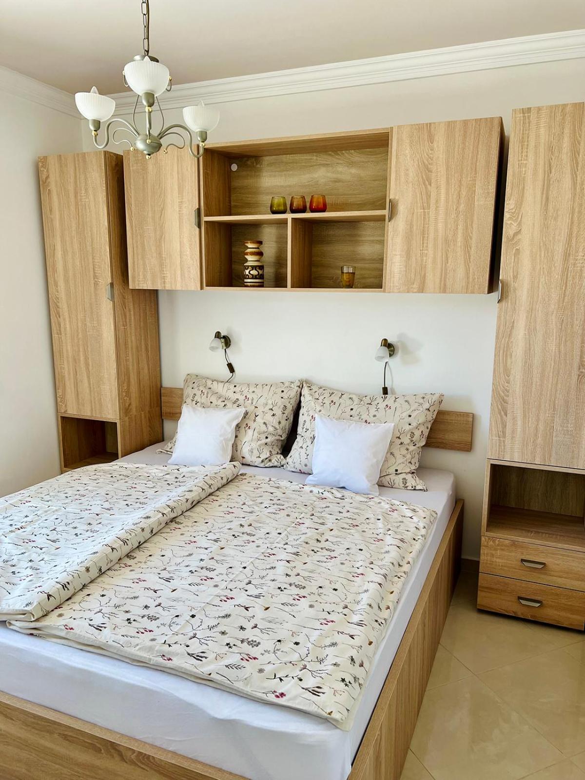 One-Bedroom Apartment with Lake View photo 1