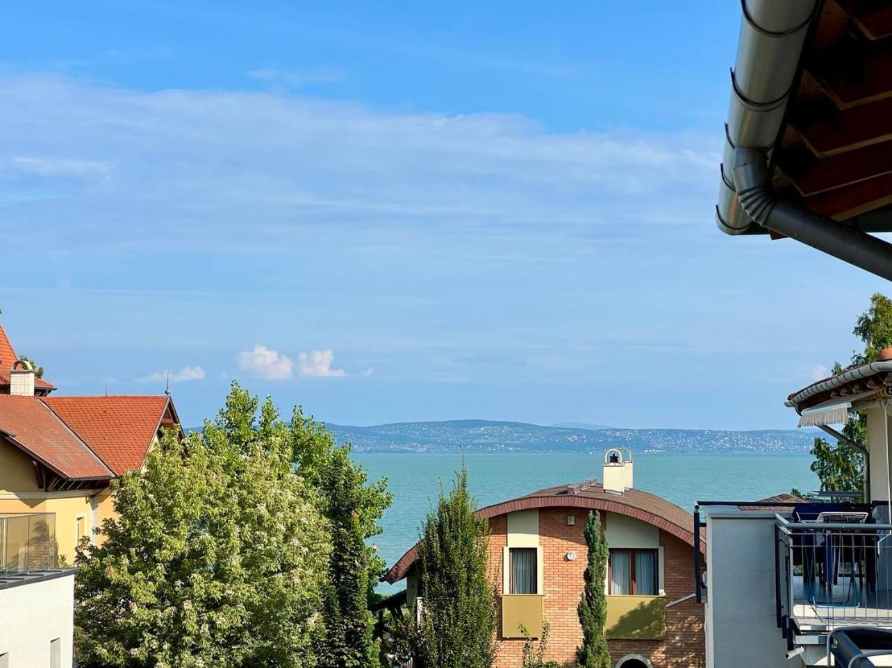 One-Bedroom Apartment with Lake View photo 2