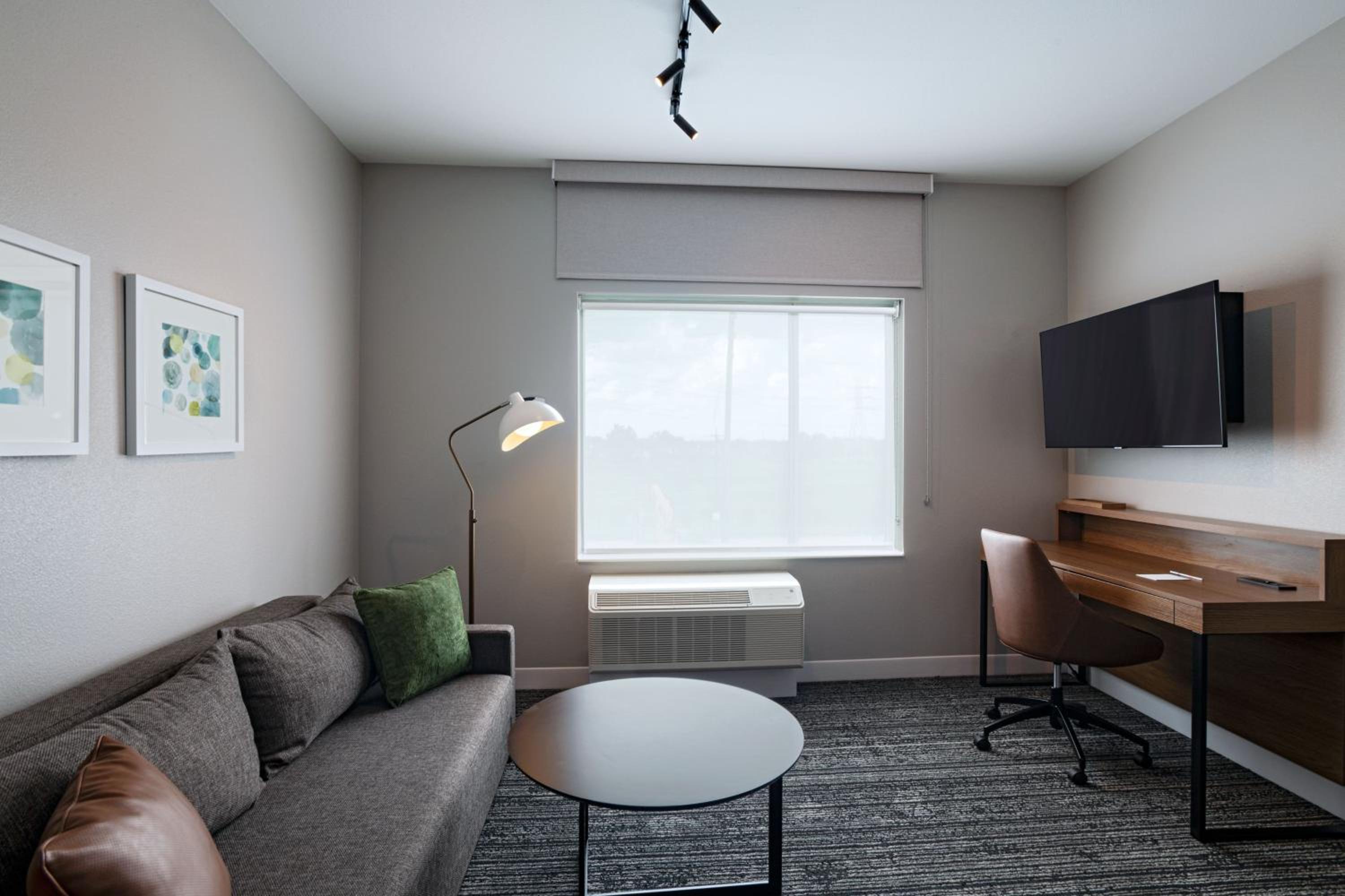 One-Bedroom King Suite with Sofa Bed  - Photo 4