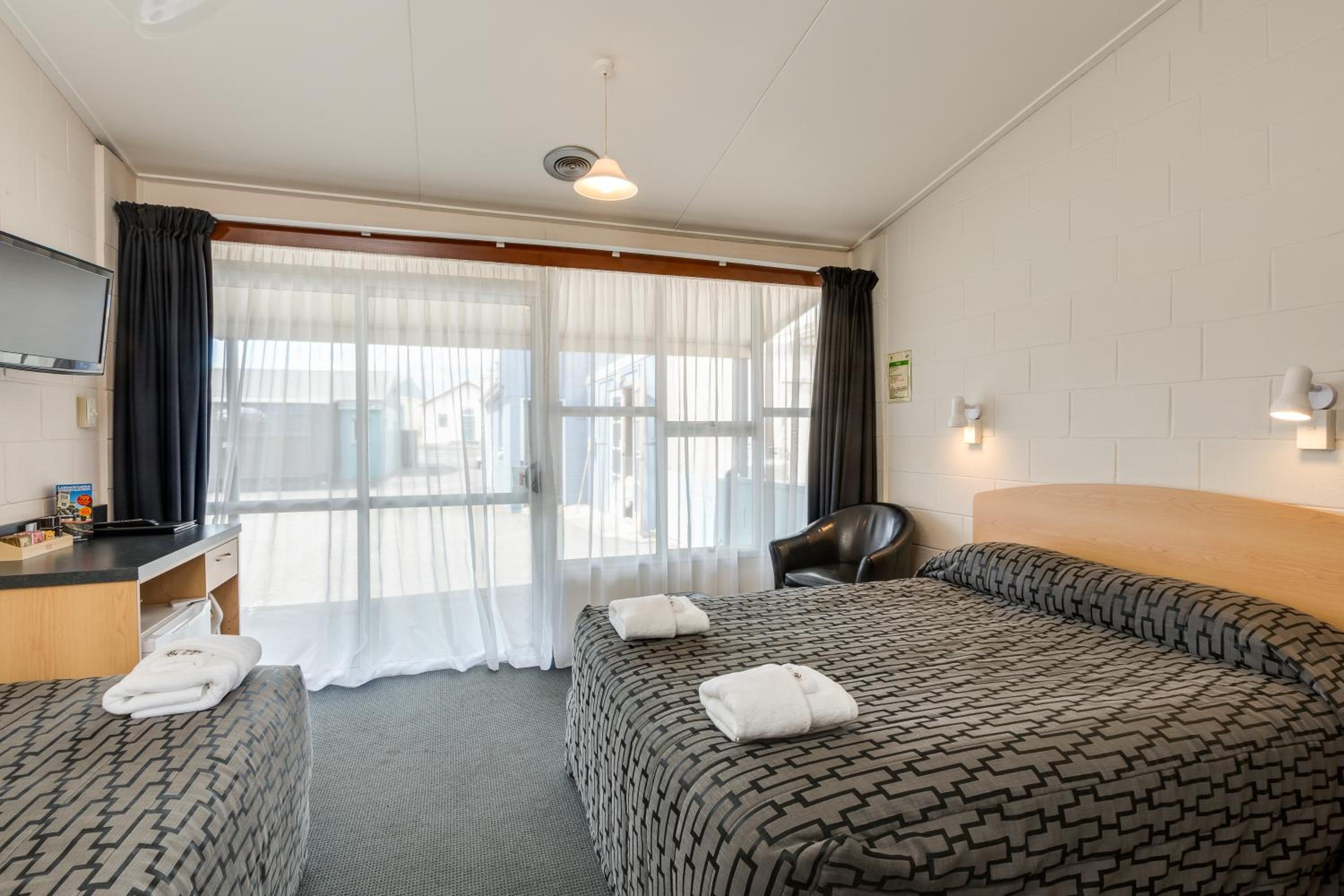 Standard Twin Room - Photo 3