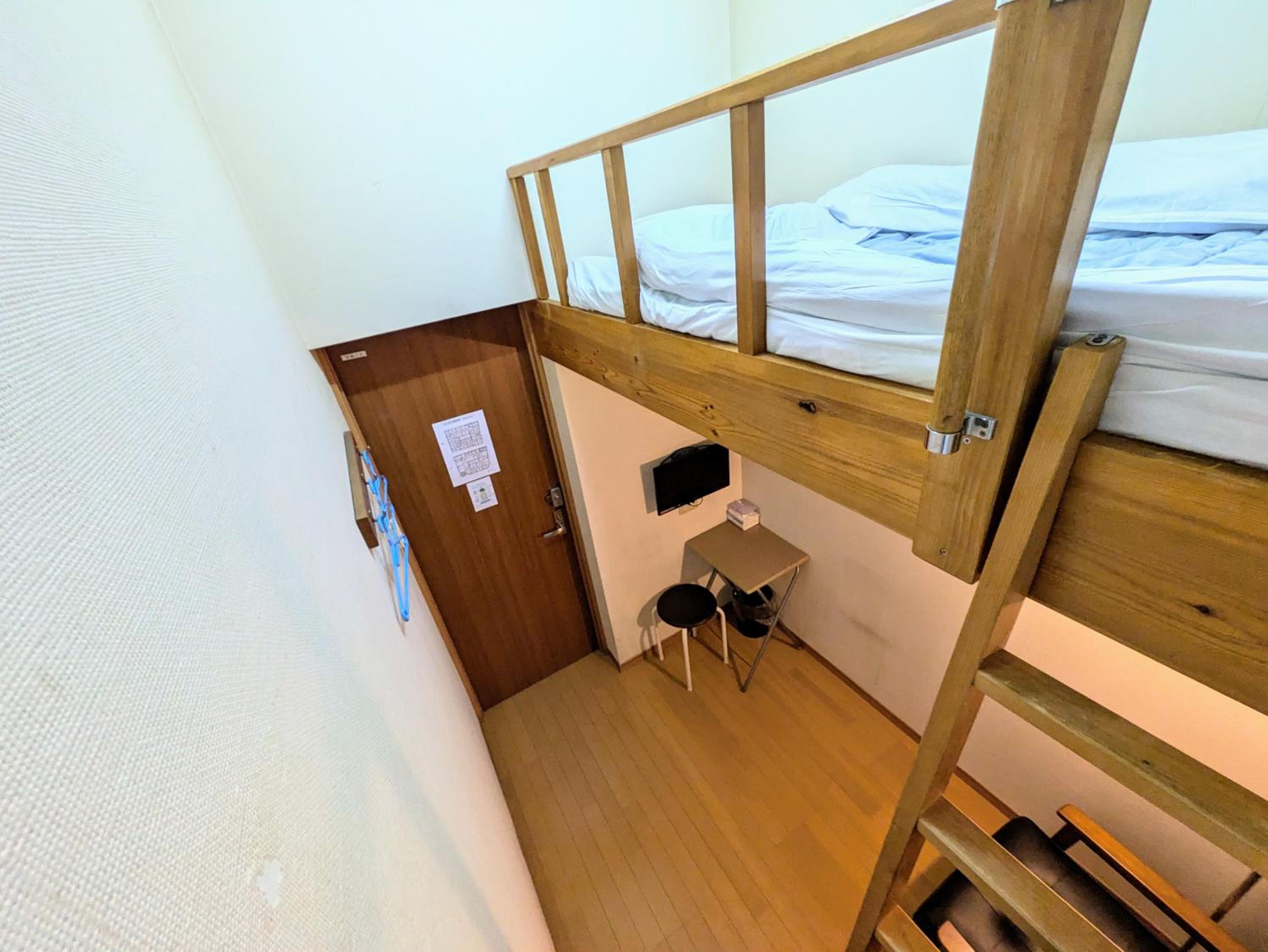 Single Room with Shared Bathroom photo 2