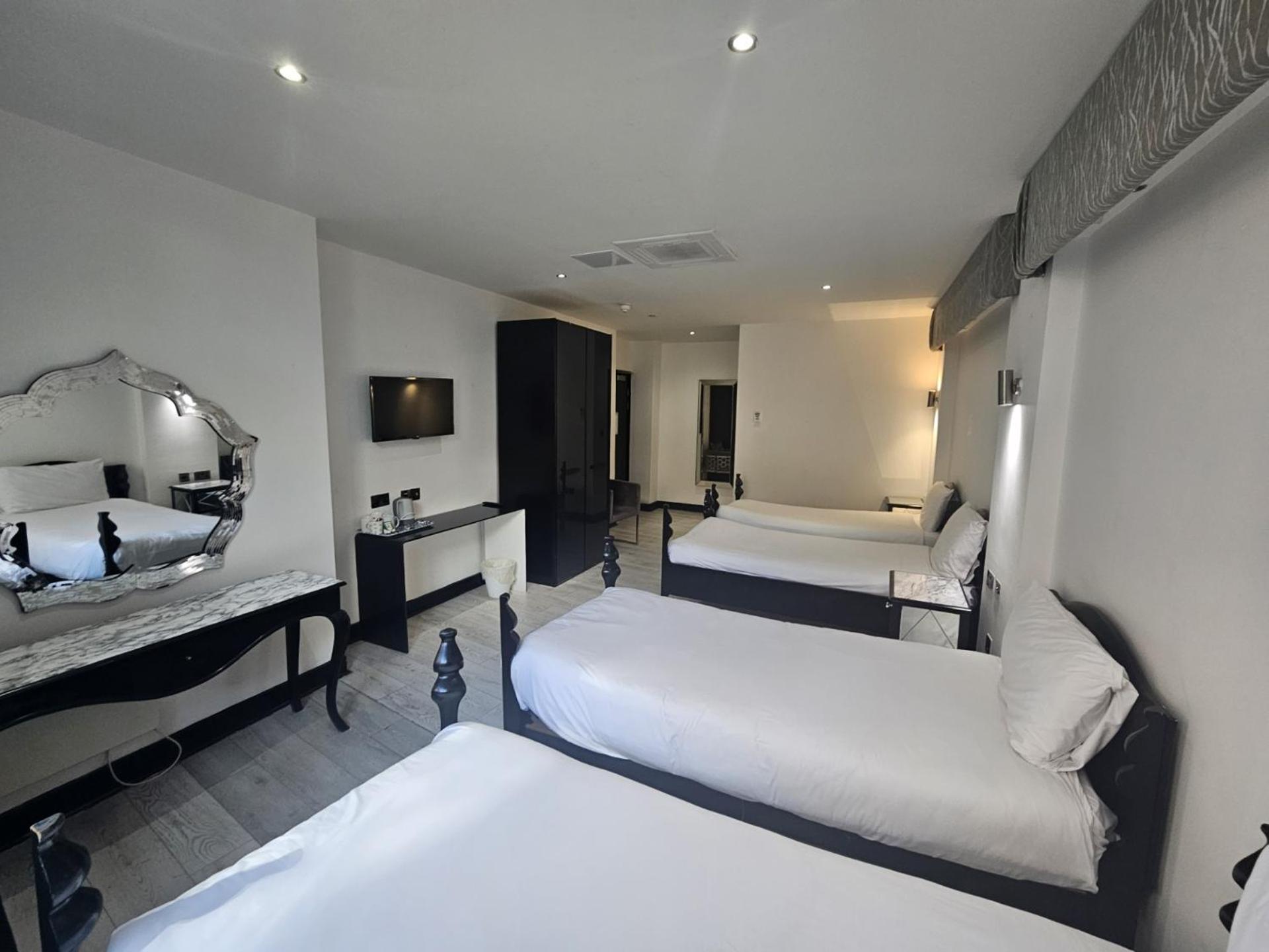 Quadruple Room - Photo 2