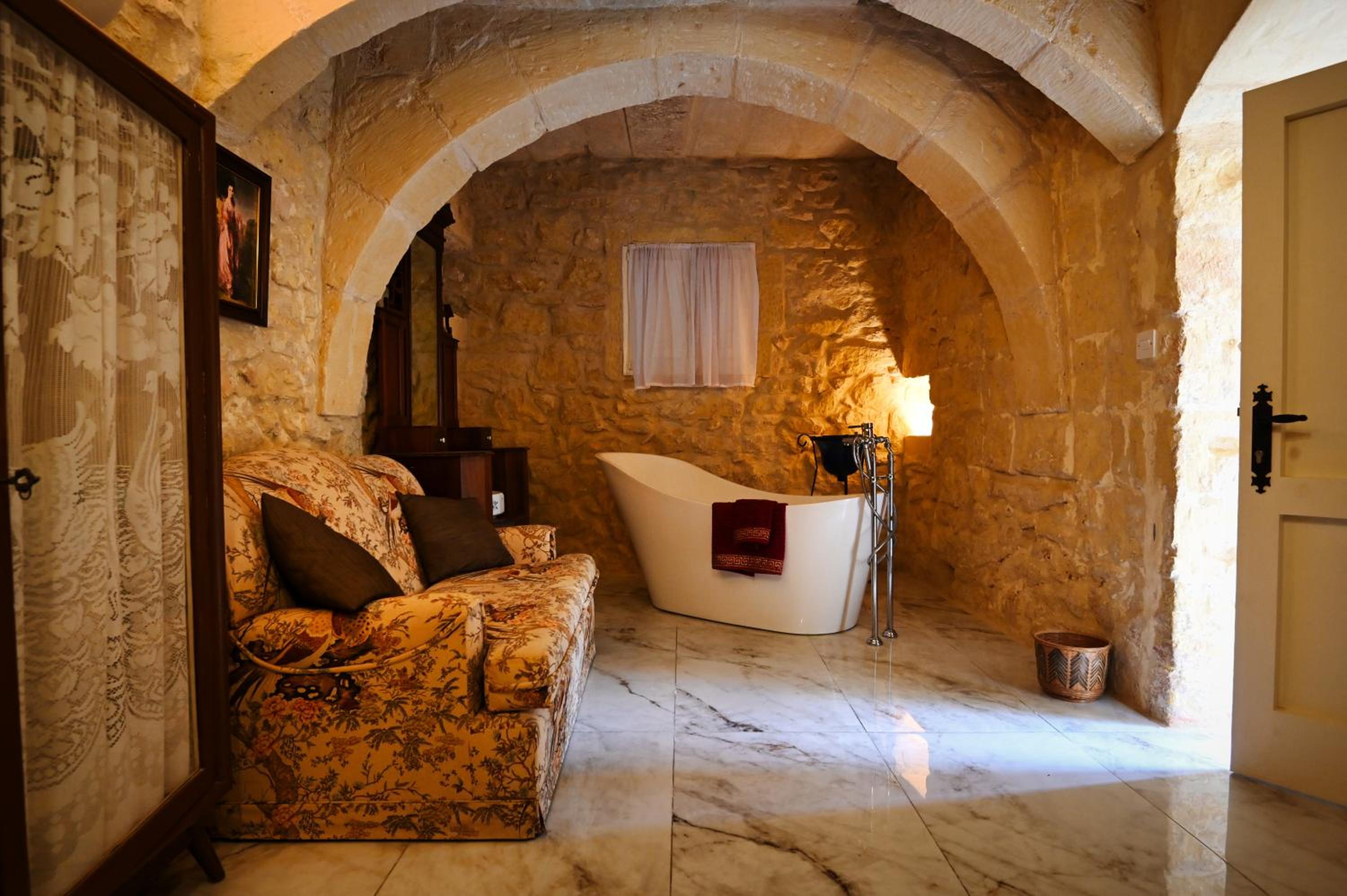 Queen Room photo 2
