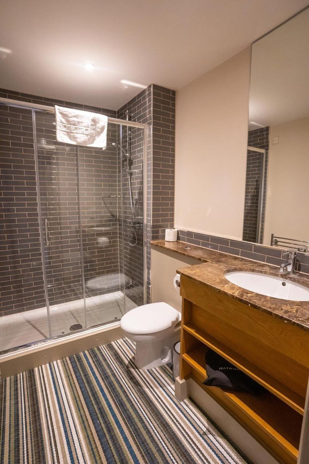 Double or Twin Room with Private Bathroom photo 3
