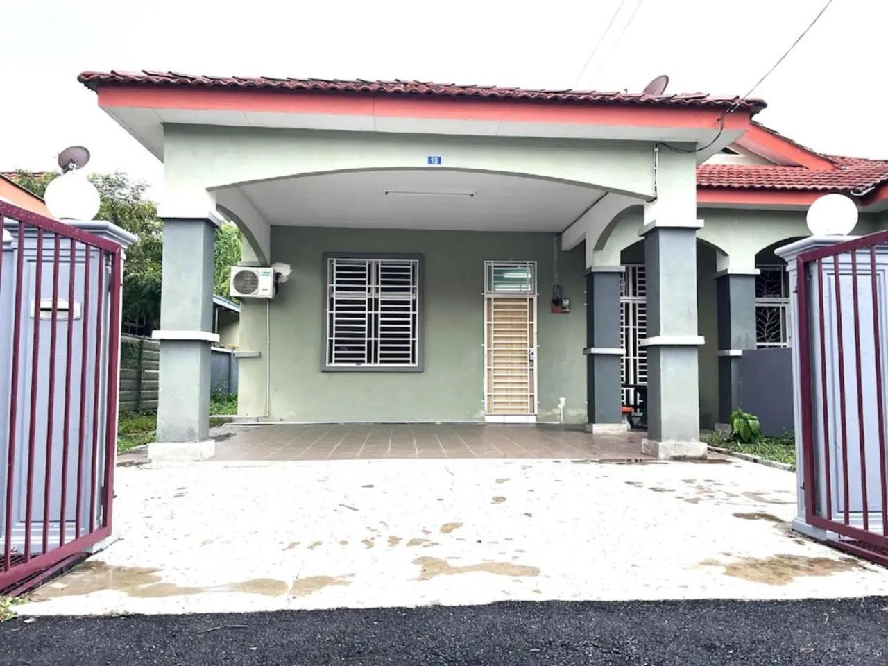 Three-Bedroom House photo 2