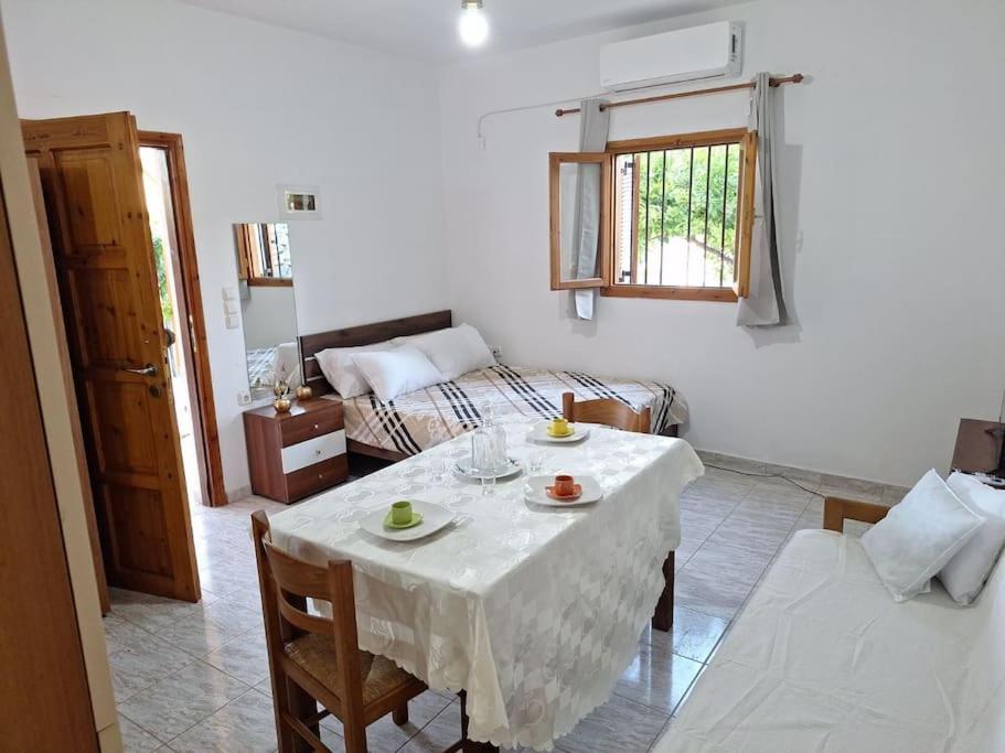 One-Bedroom House photo 1