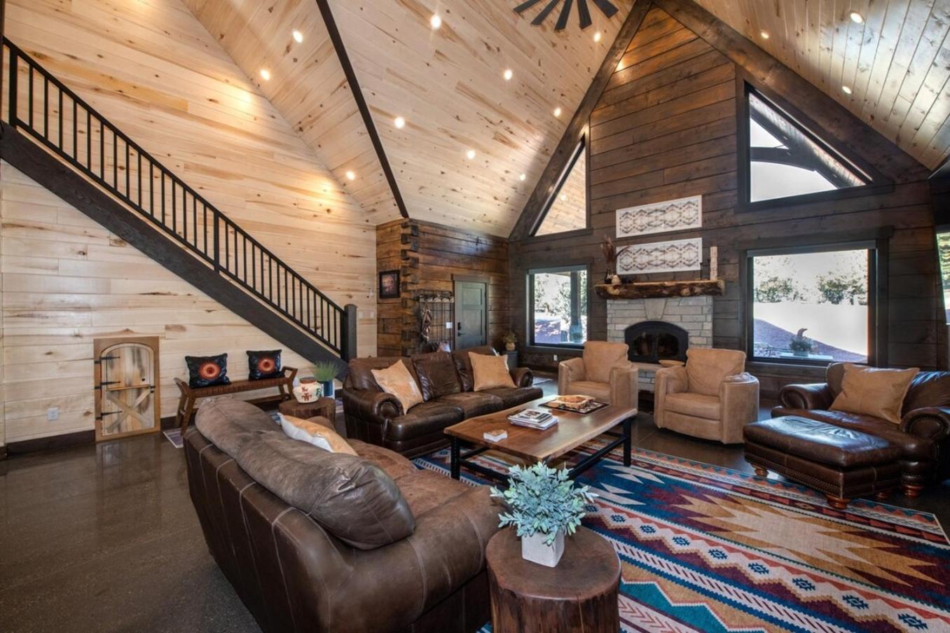 Eight-Bedroom House photo 1