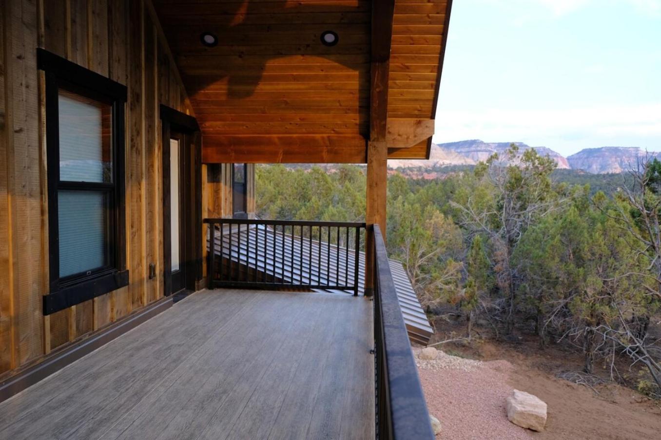 Eight-Bedroom House photo 2