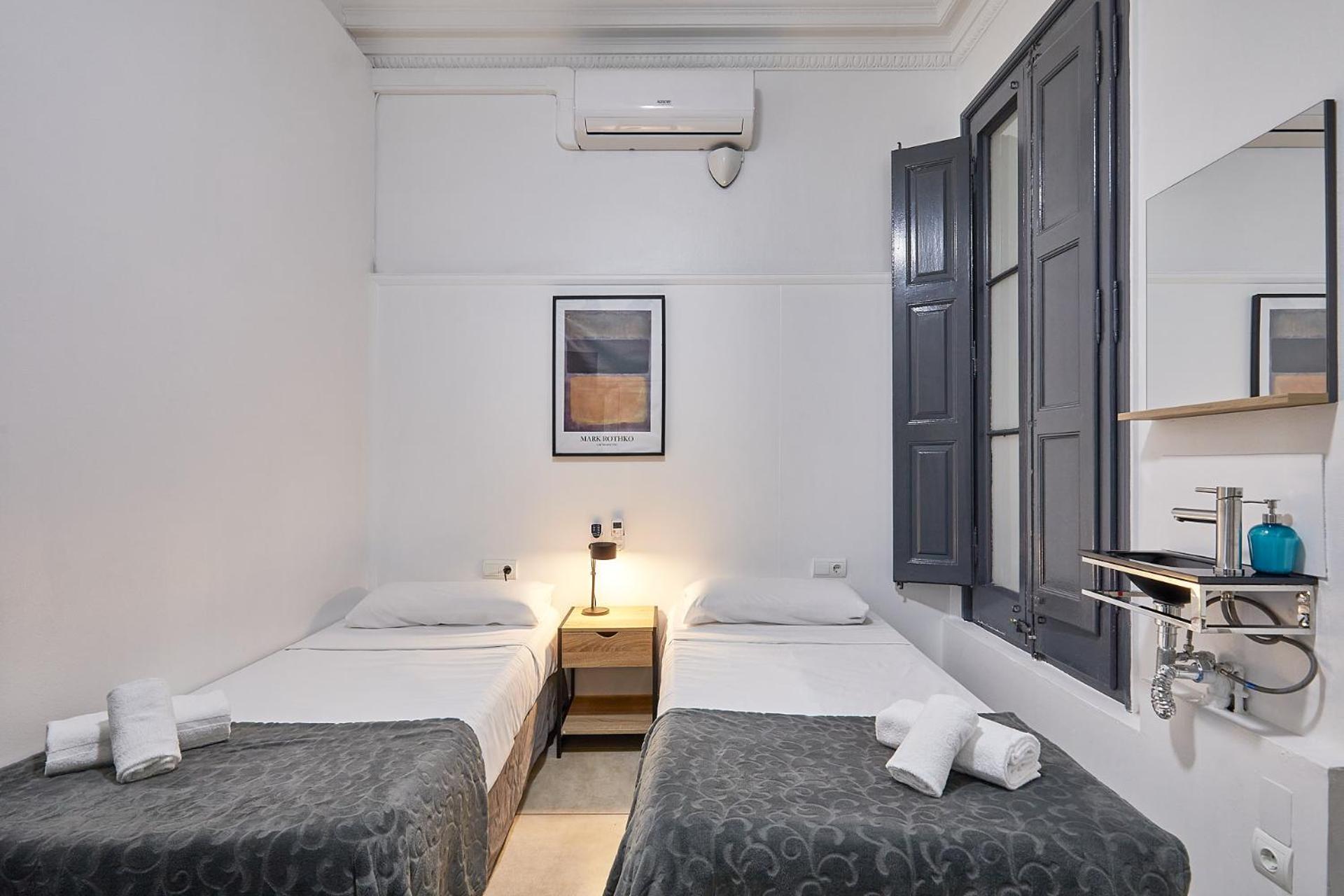 Standard Twin Room with Shared Bathroom photo 2