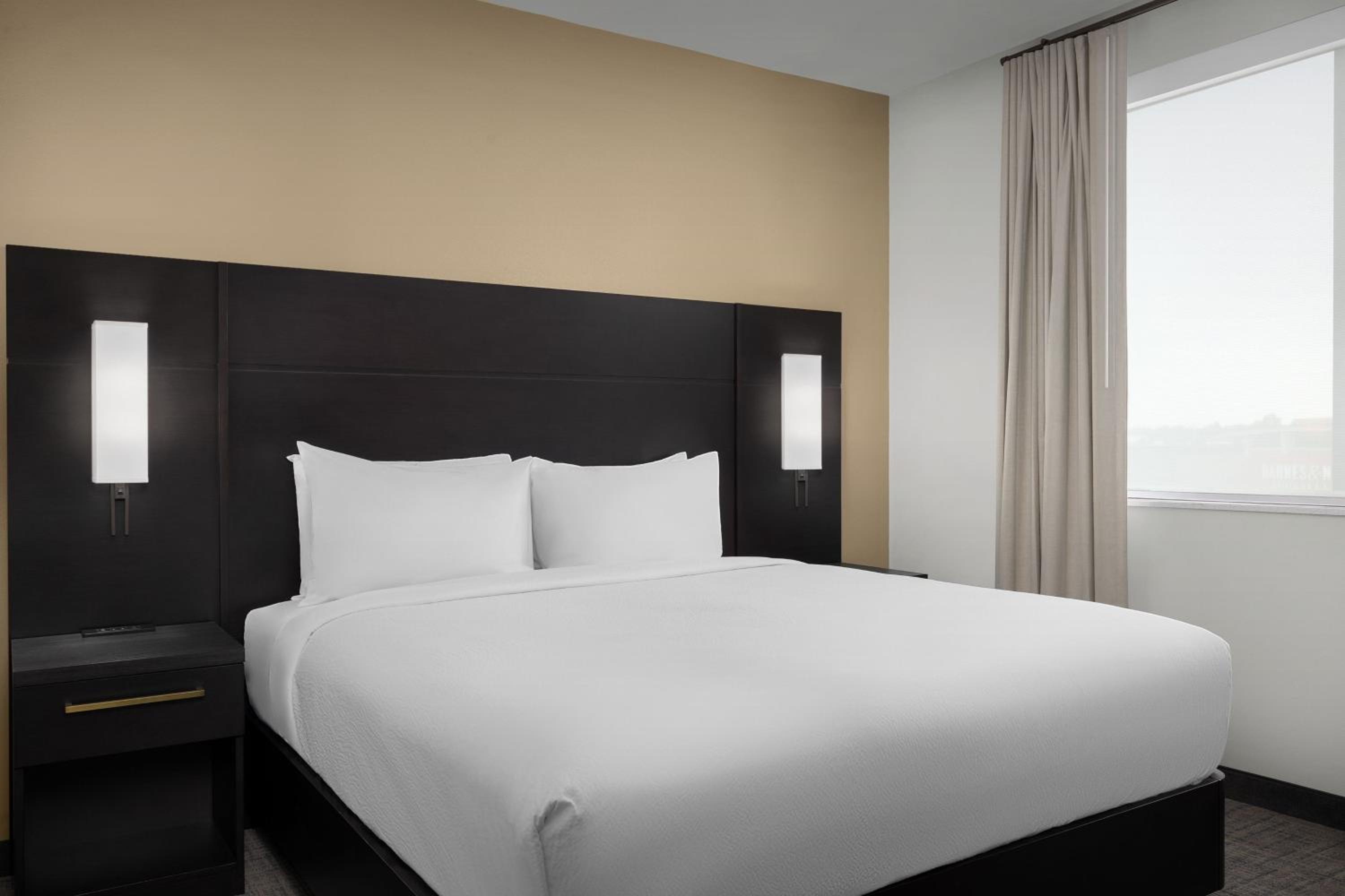One-Bedroom King Suite with Sofa Bed  - Photo 2