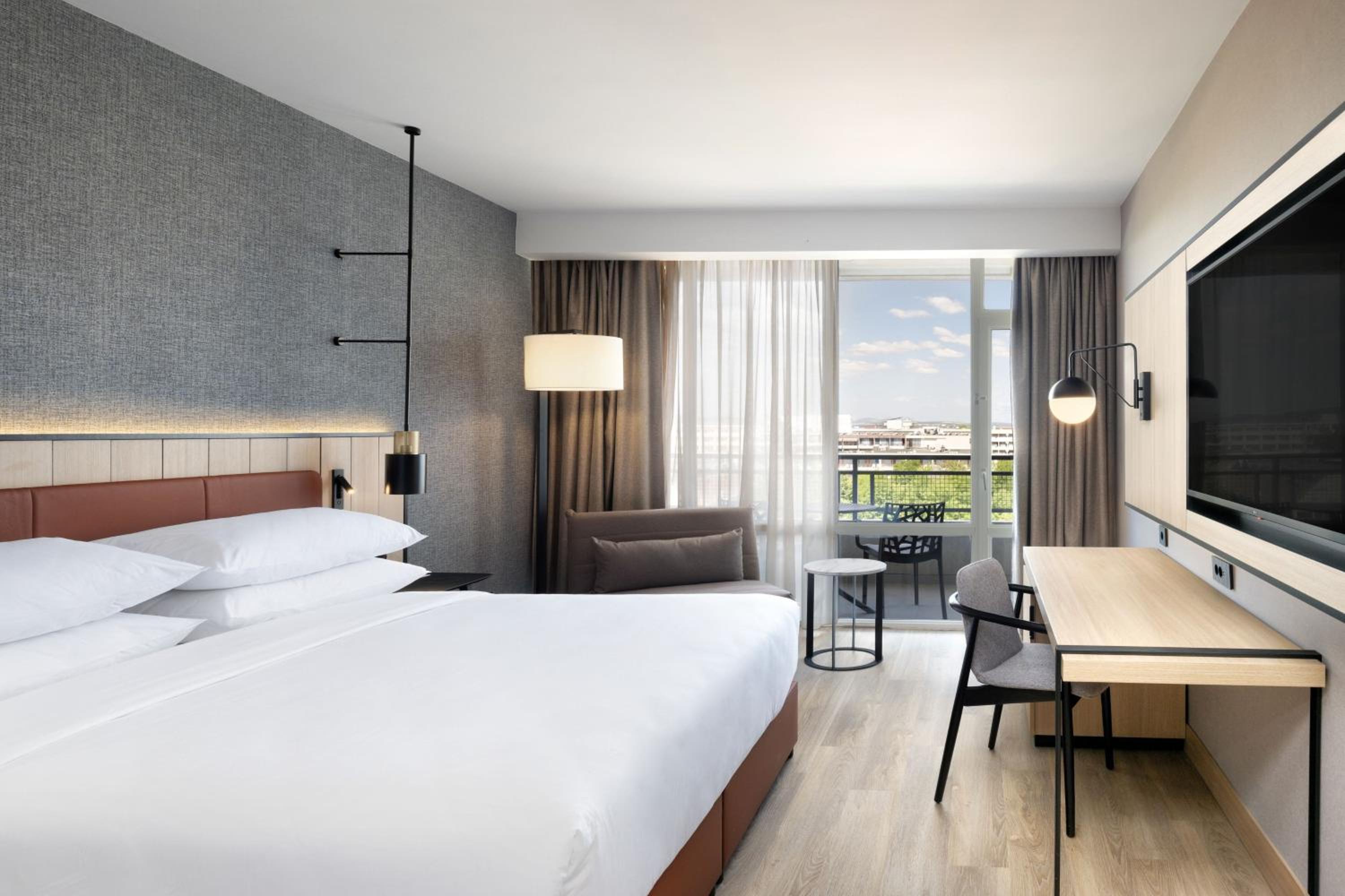 Deluxe Twin Room With Fold-Out Chair And City View photo 1
