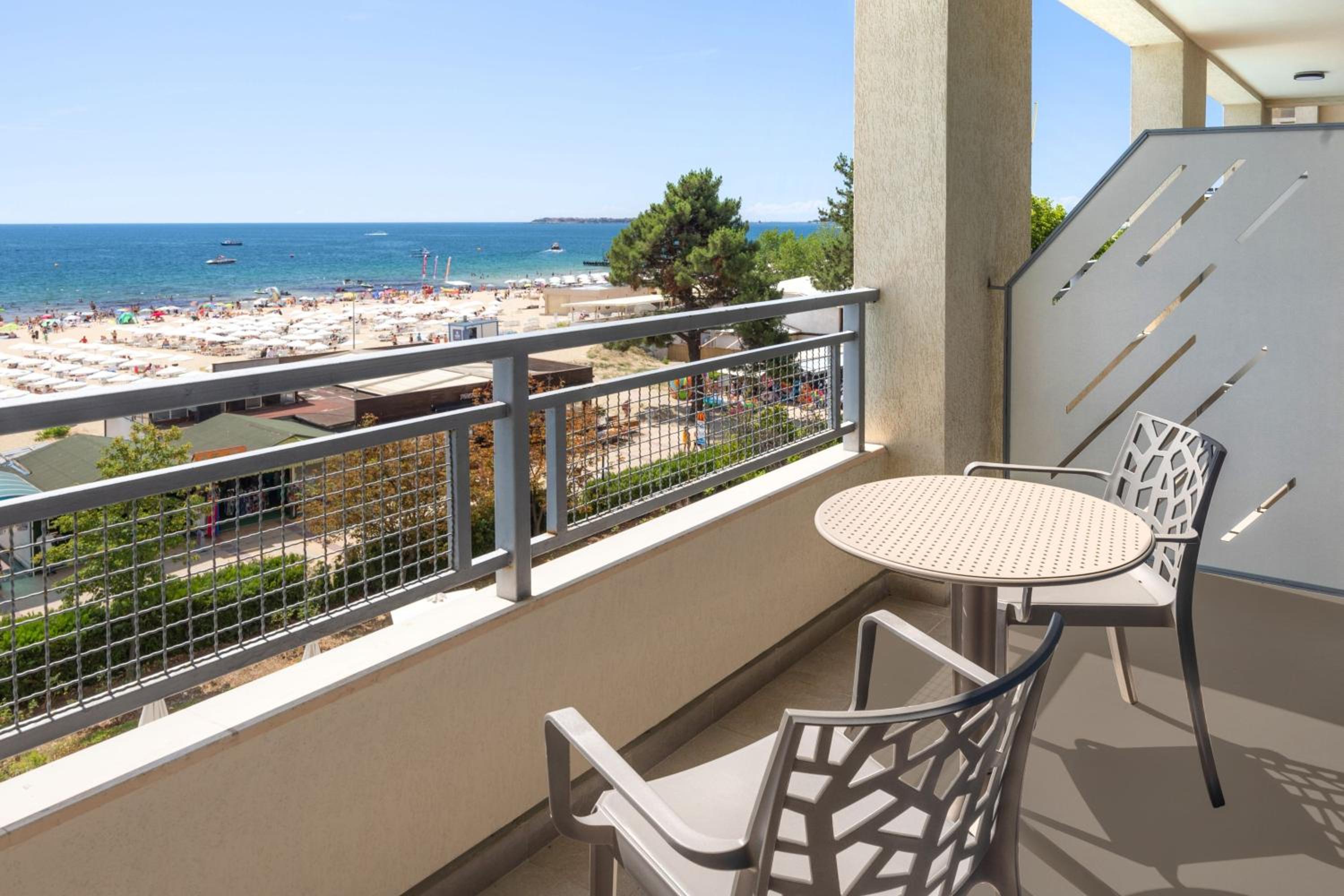 Deluxe Twin Room With Fold-Out Chair And Sea View photo 2