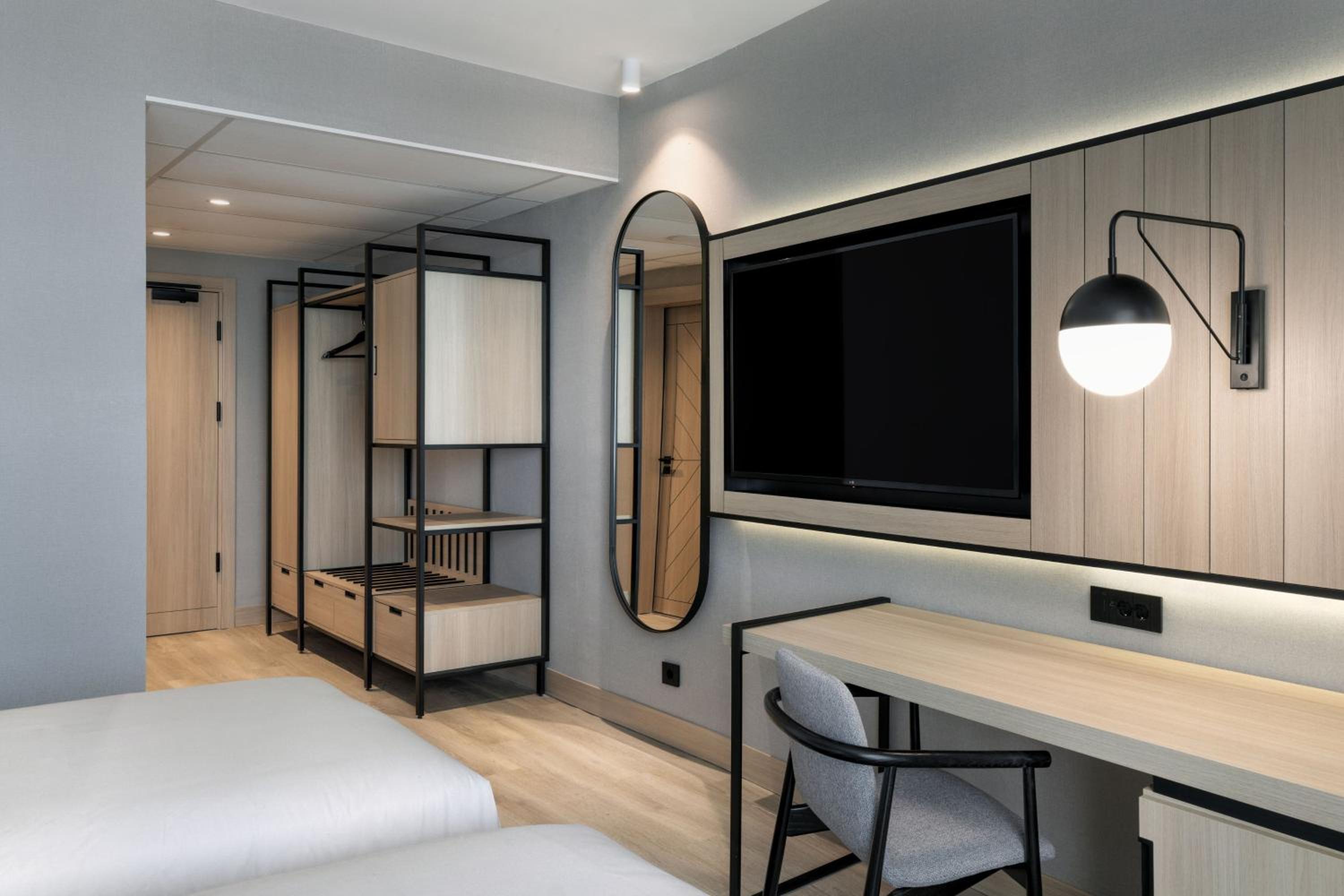 Deluxe Twin Room With Fold-Out Chair And City View photo 2