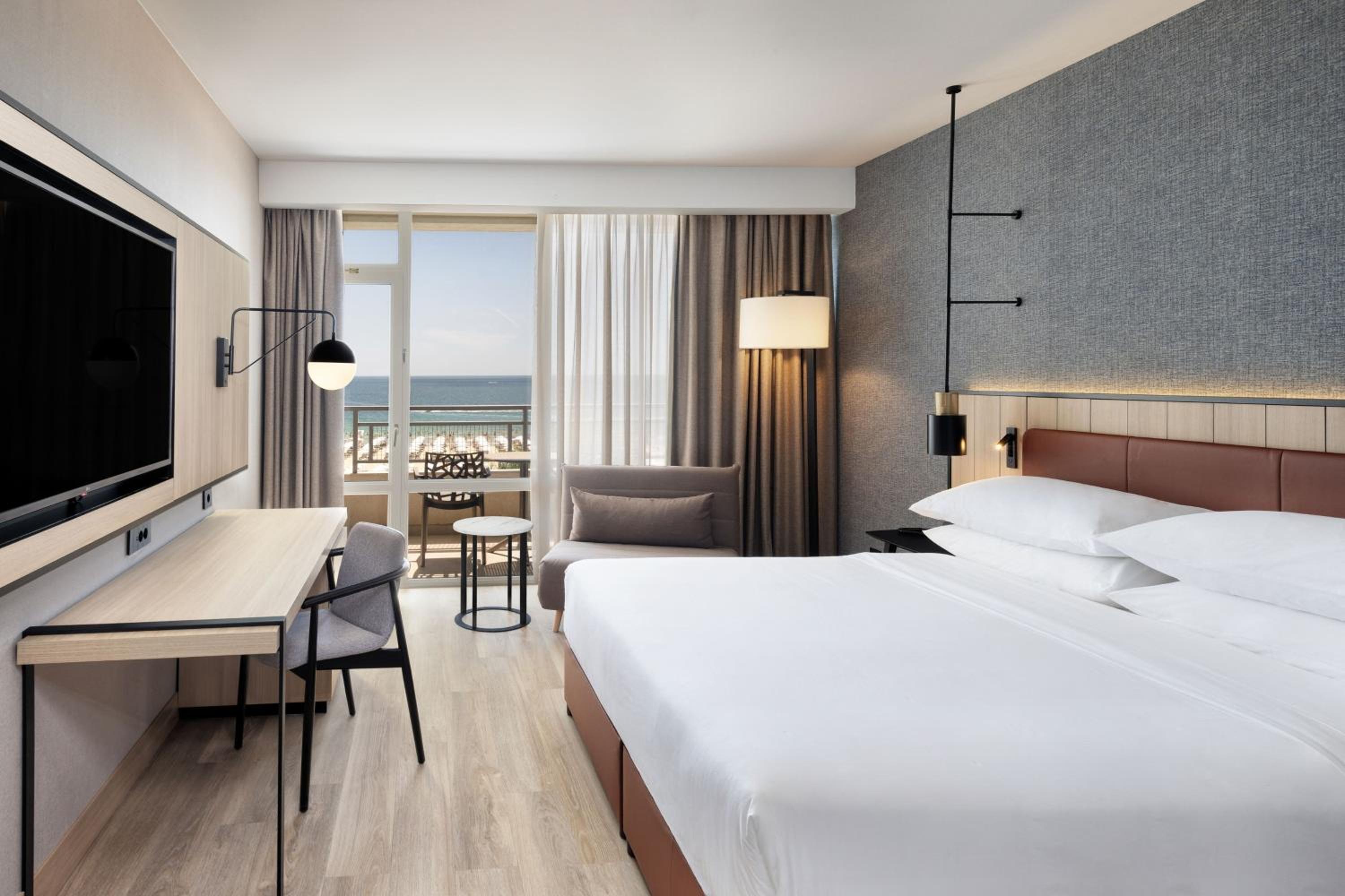 Deluxe King Room With Fold-Out Chair And Sea View photo 1