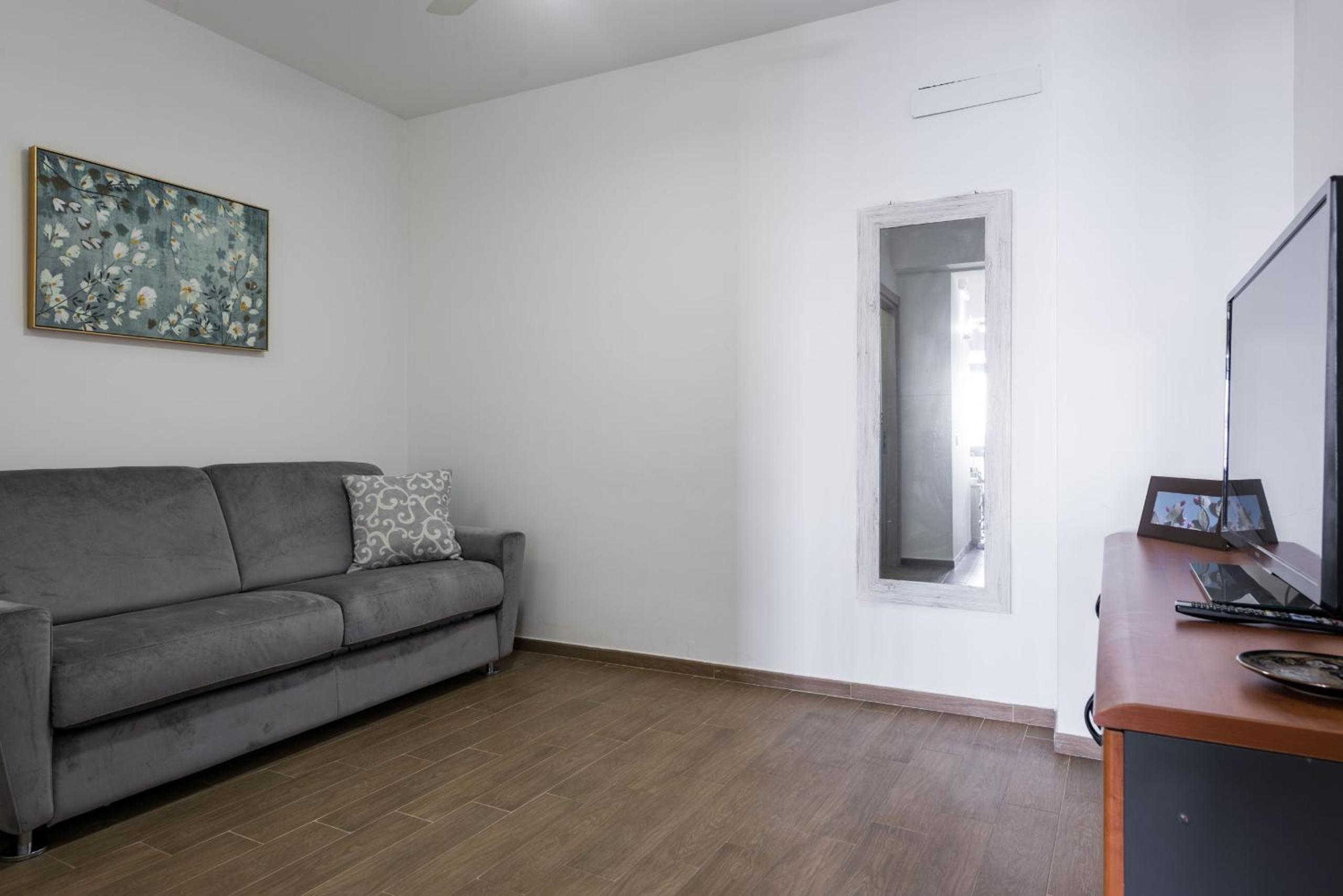 Studio Apartment photo 1