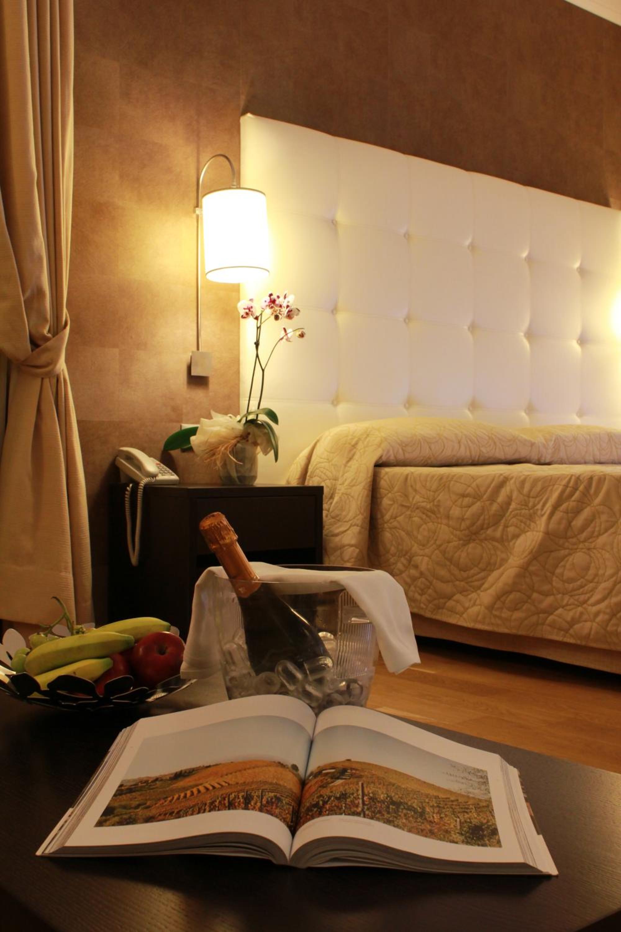 Junior Suite with Balcony - Photo 3